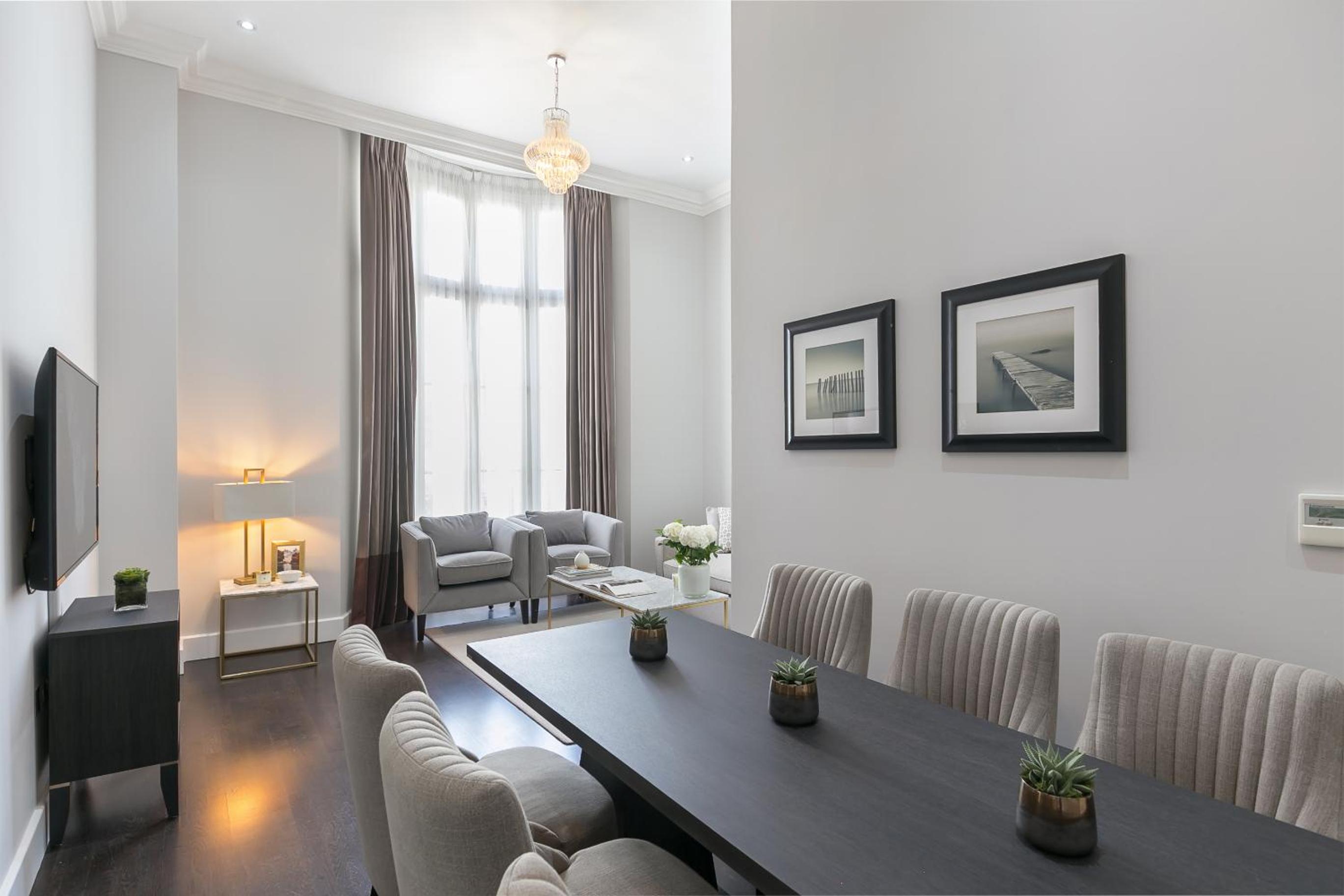 Deluxe Two - Bedroom Apartment with Balcony photo 3
