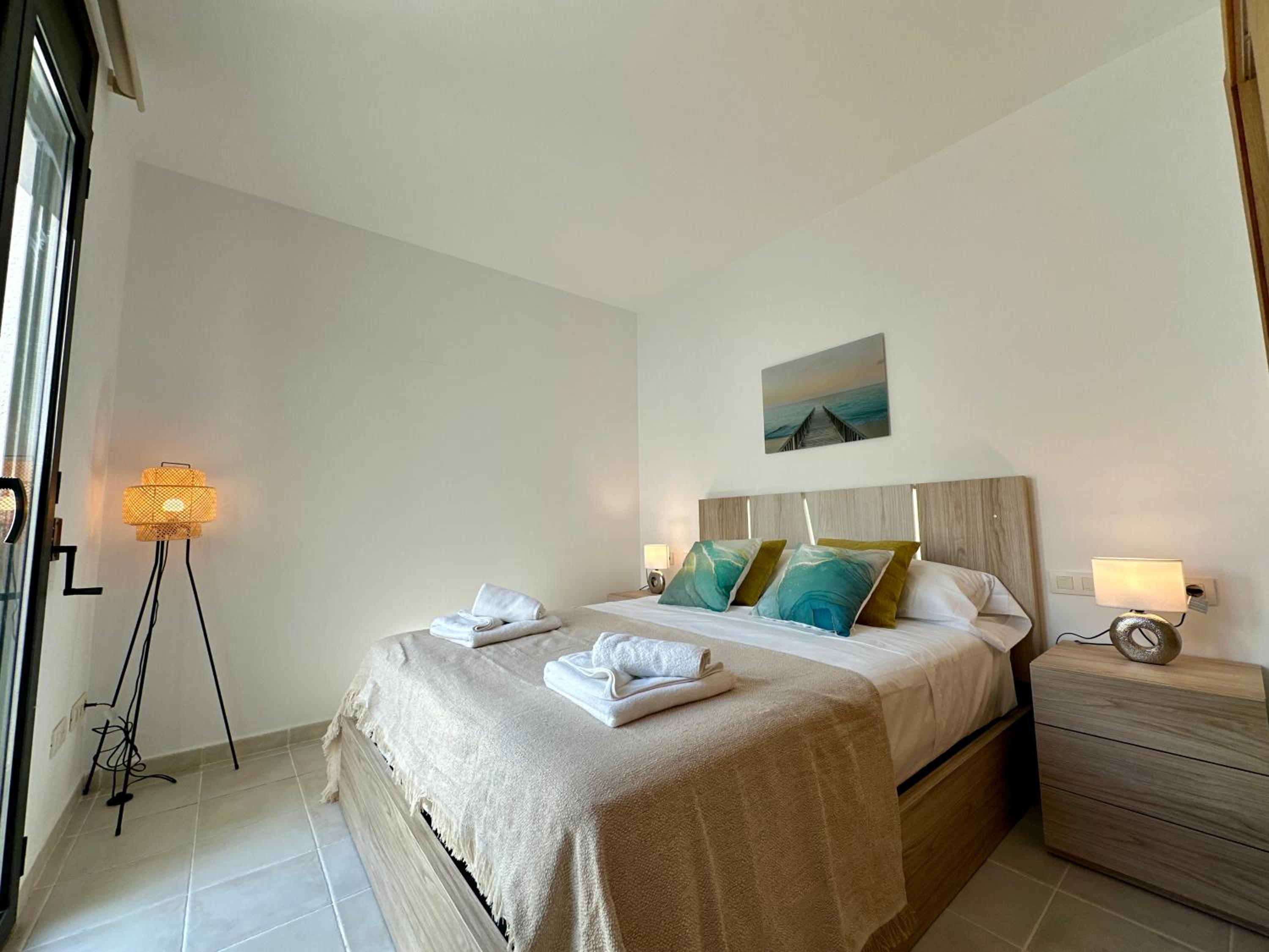 Apartamento de dos habitaciones con terraza y vista al mar