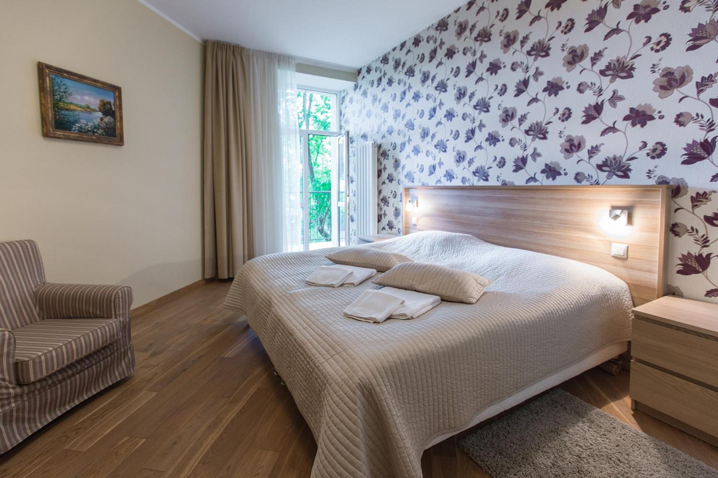 Cozy One-Bedroom Apartment with Balcony 