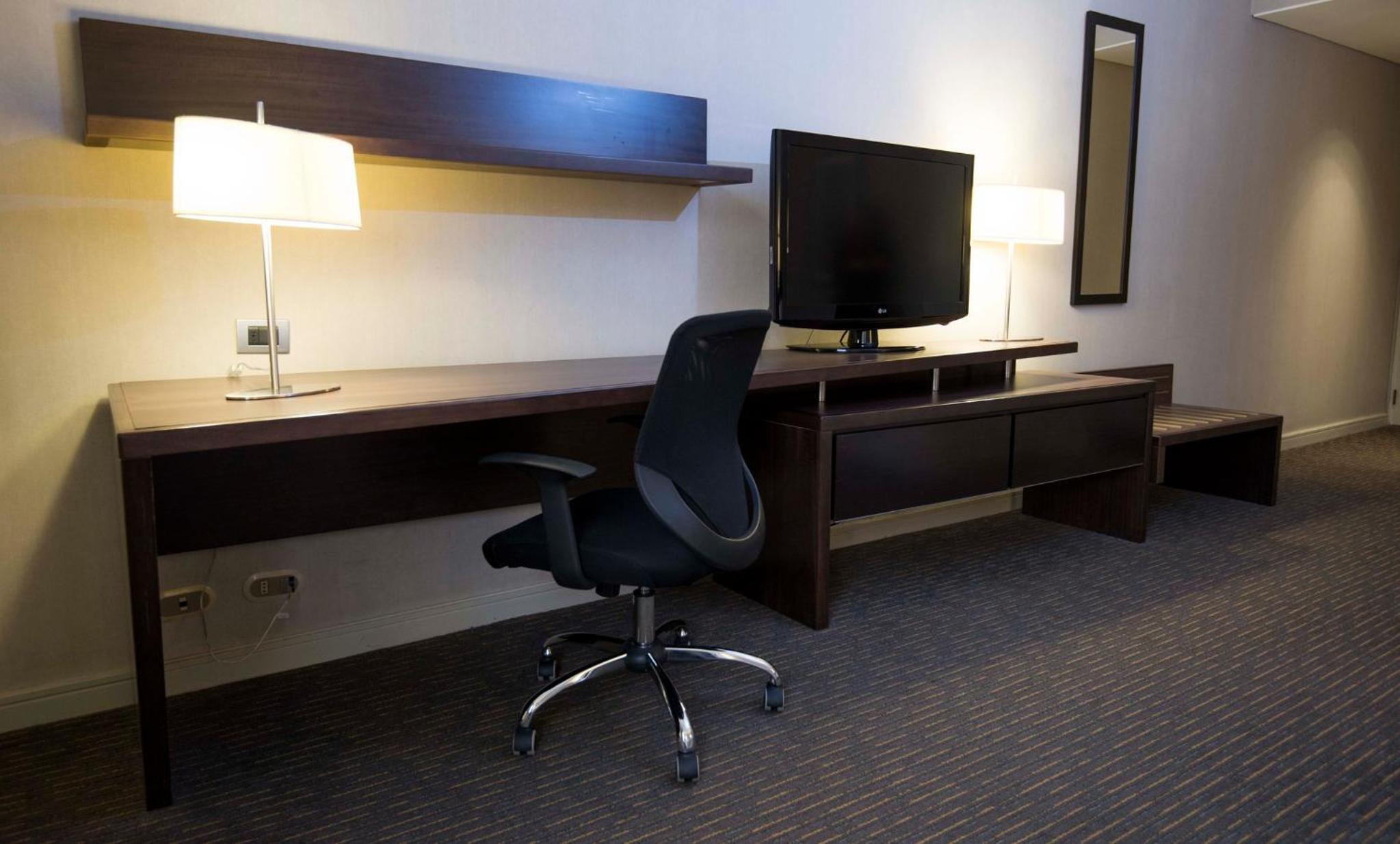 Standard King Room - Photo 8