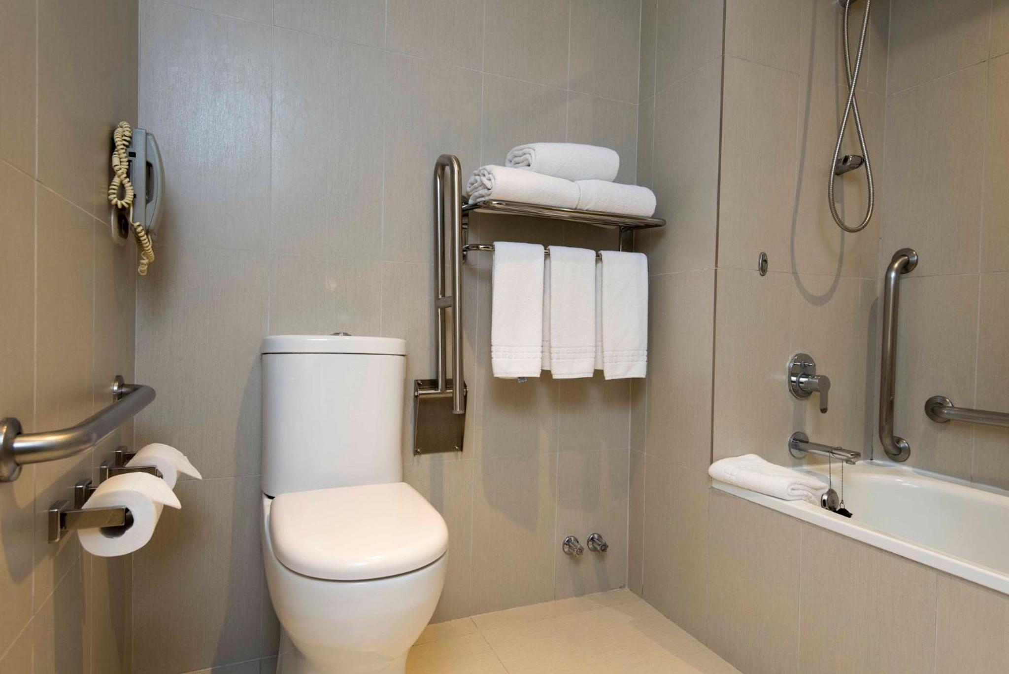 Standard King Room - Accessible - Photo 2