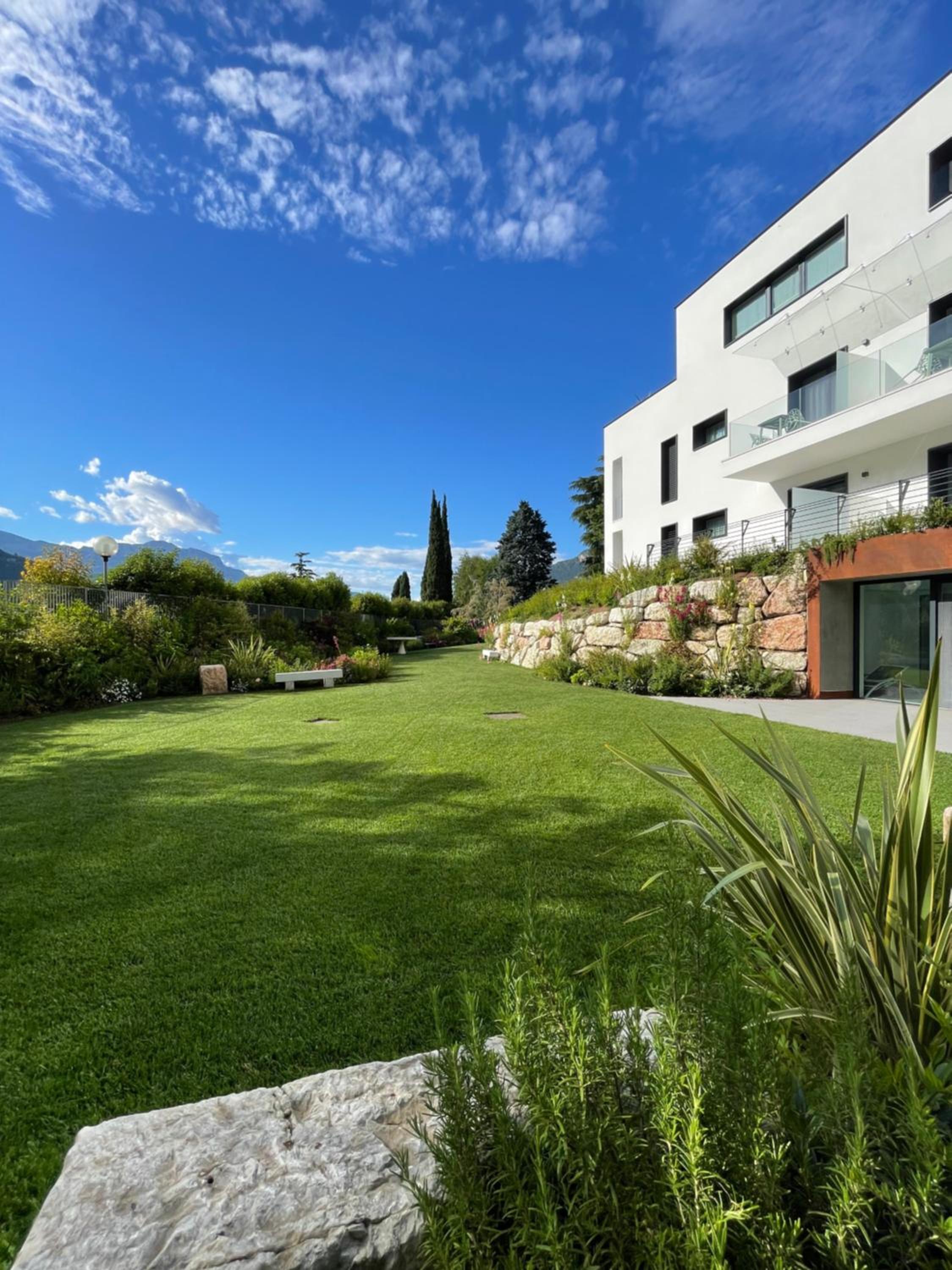One-Bedroom Apartment with Balcony and Mountain View   photo 2