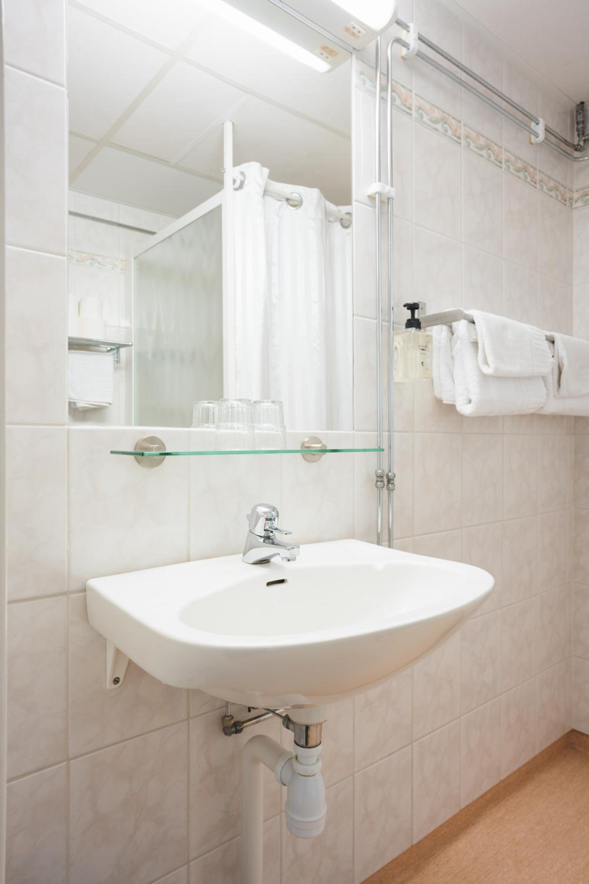 Standard Twin Room - Photo 3