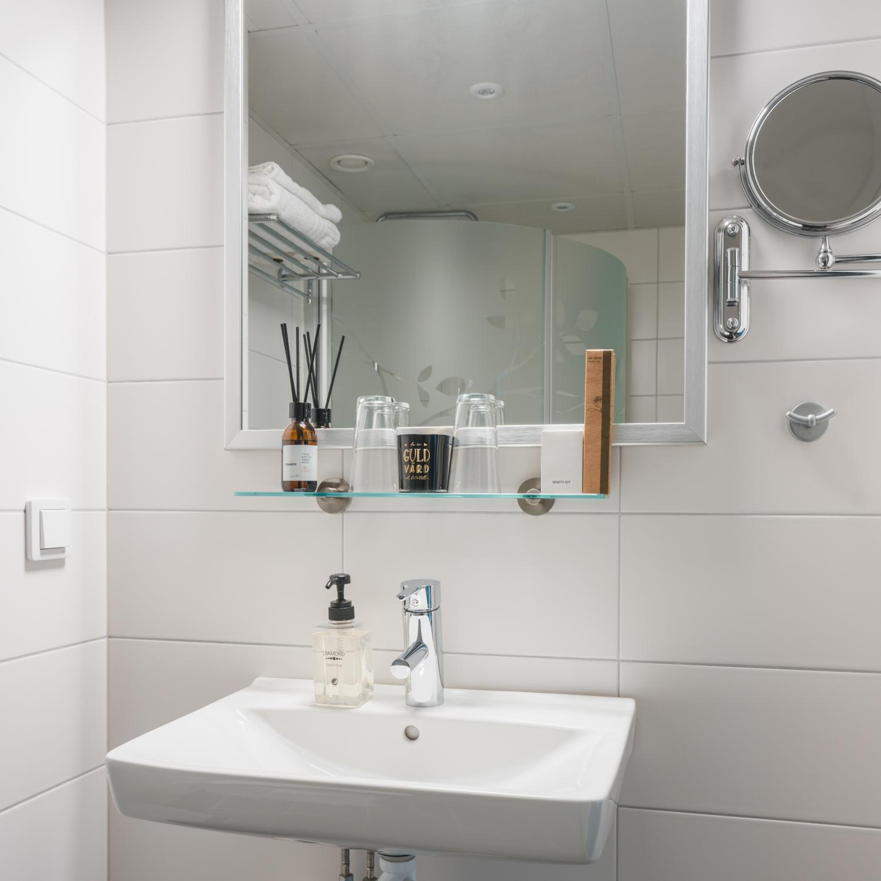 Standard Twin Room - Photo 6