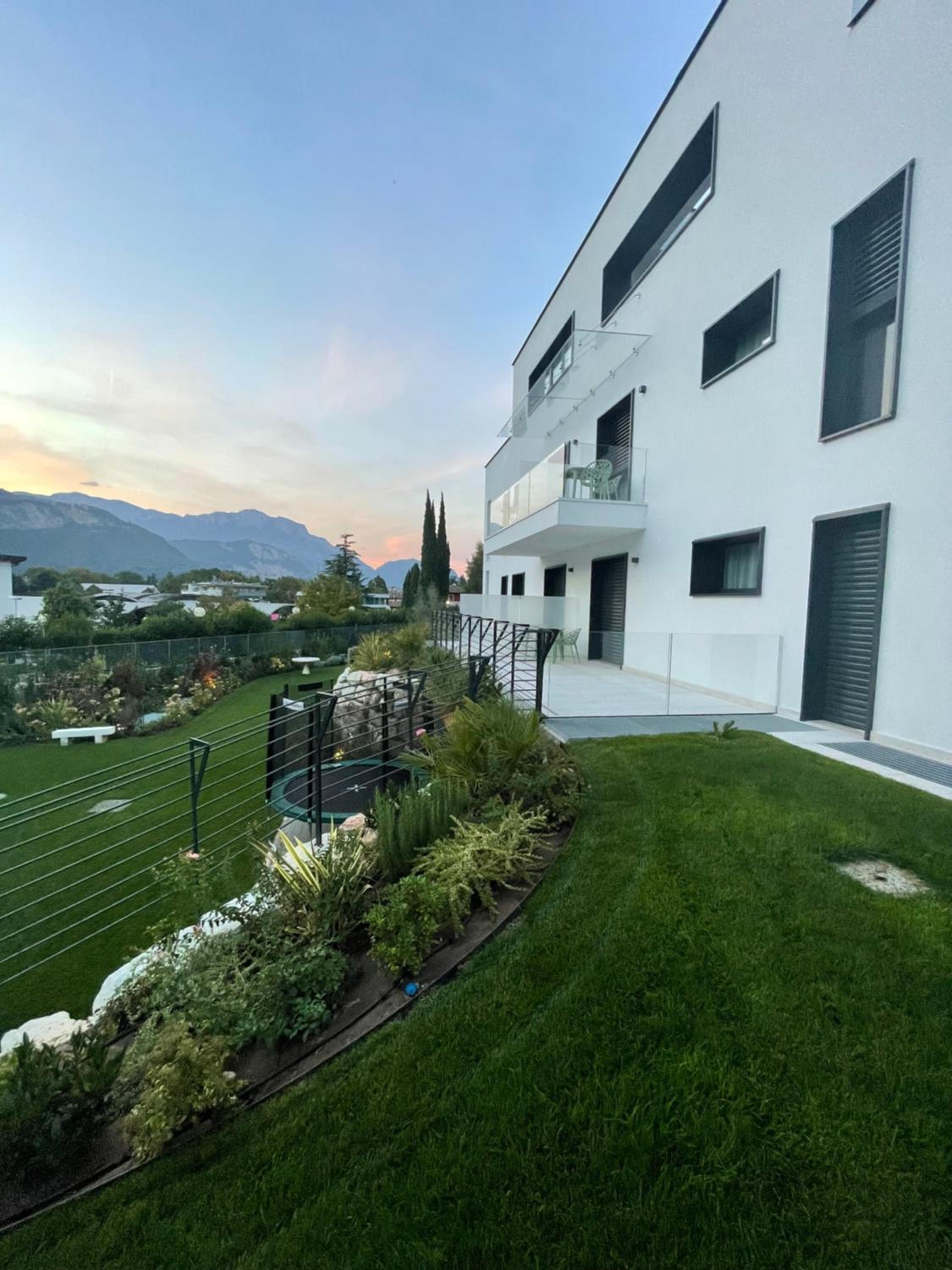 One-Bedroom Apartment with Balcony and Mountain View   photo 3