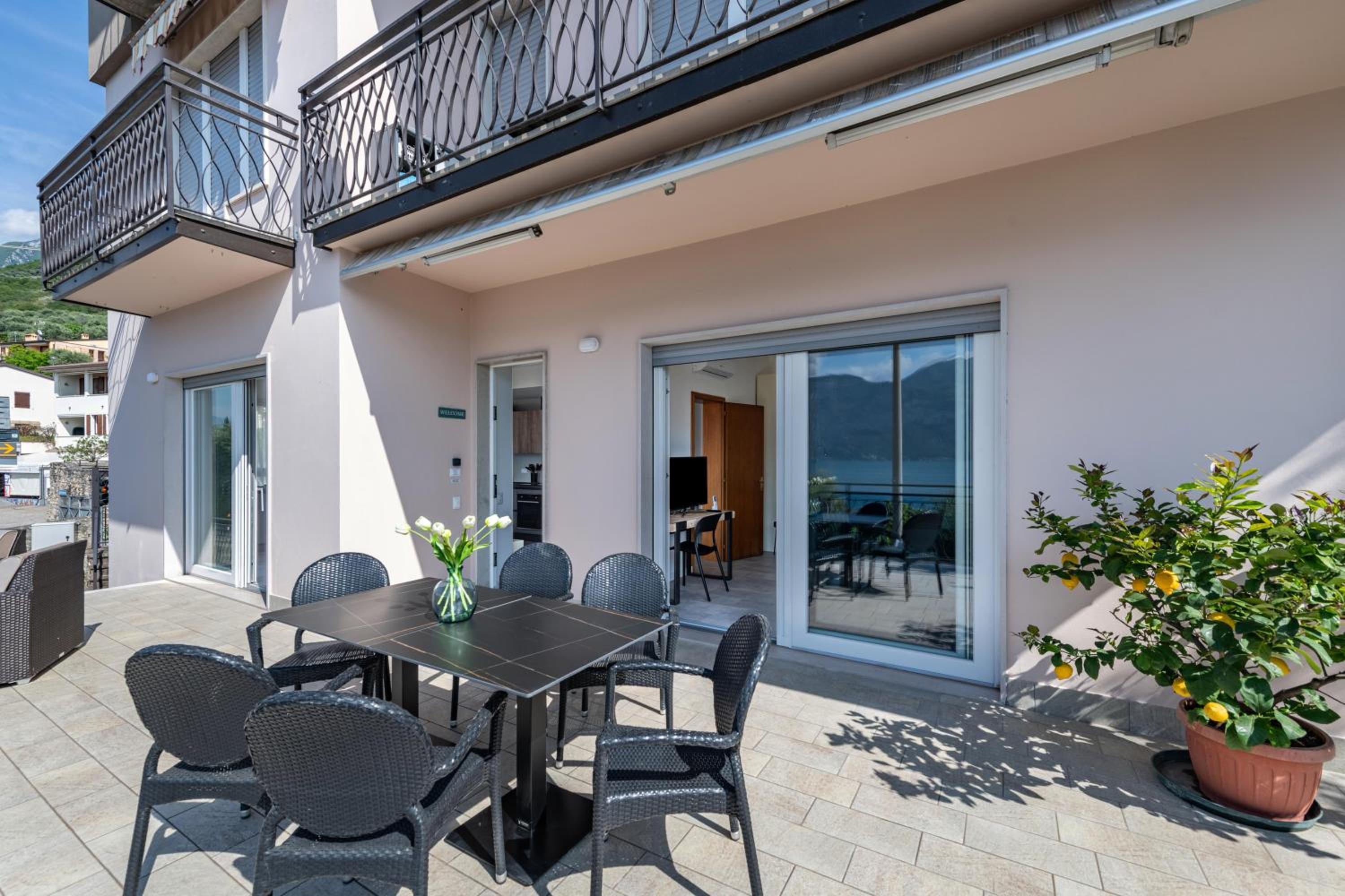 Three-Bedroom Apartment with Lake View photo 3