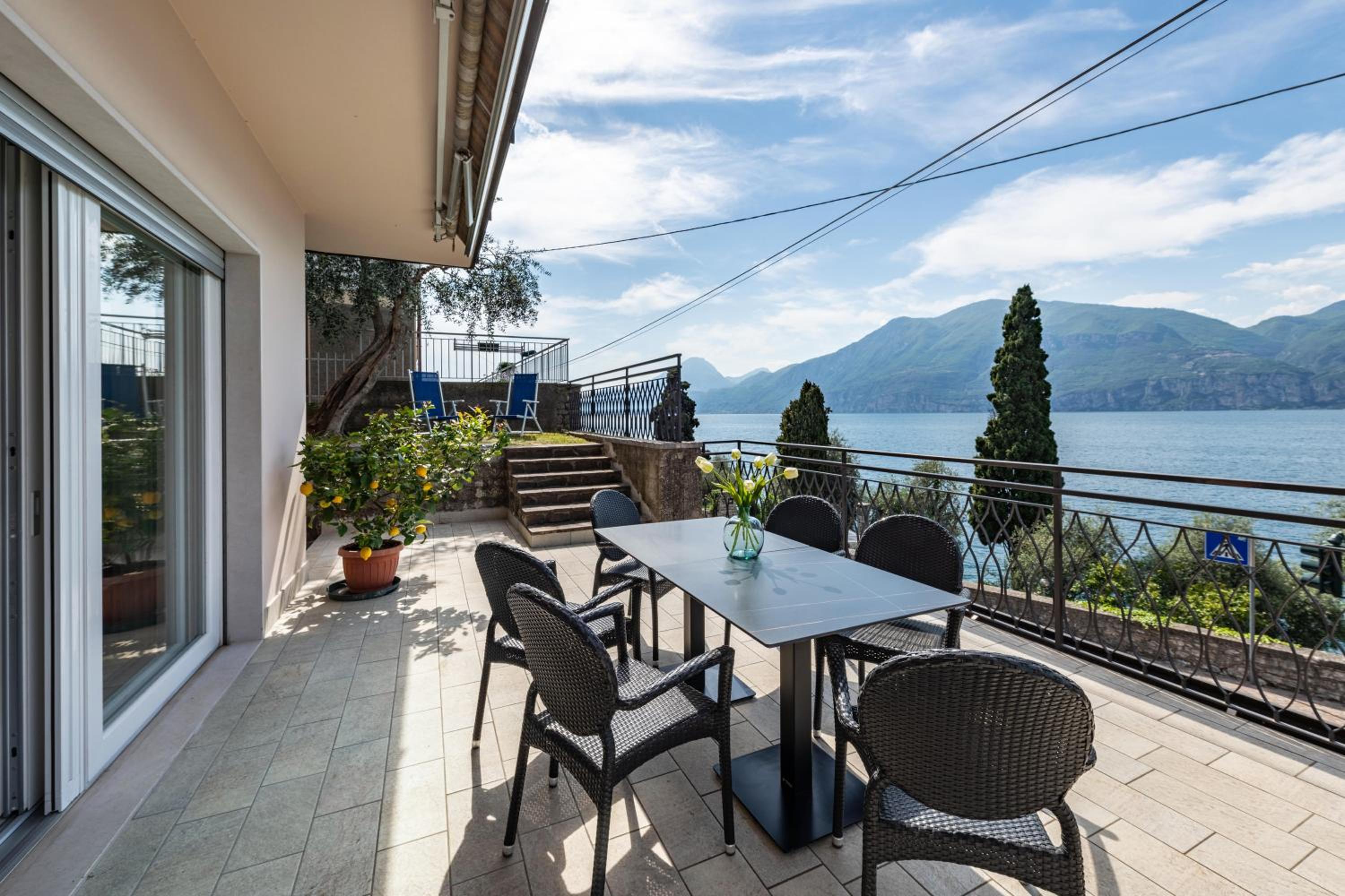 Three-Bedroom Apartment with Lake View photo 2
