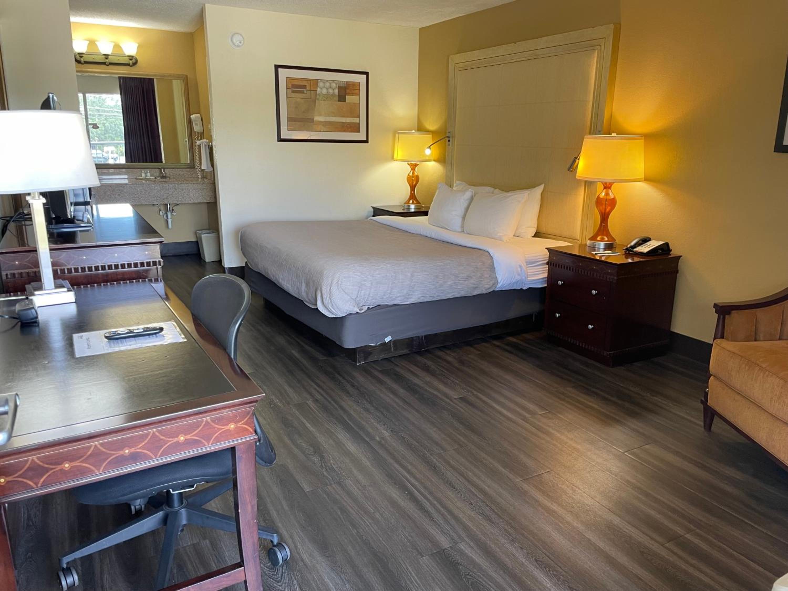 Queen Room with Roll-In Shower - Accessible/Non Smoking - Photo 4