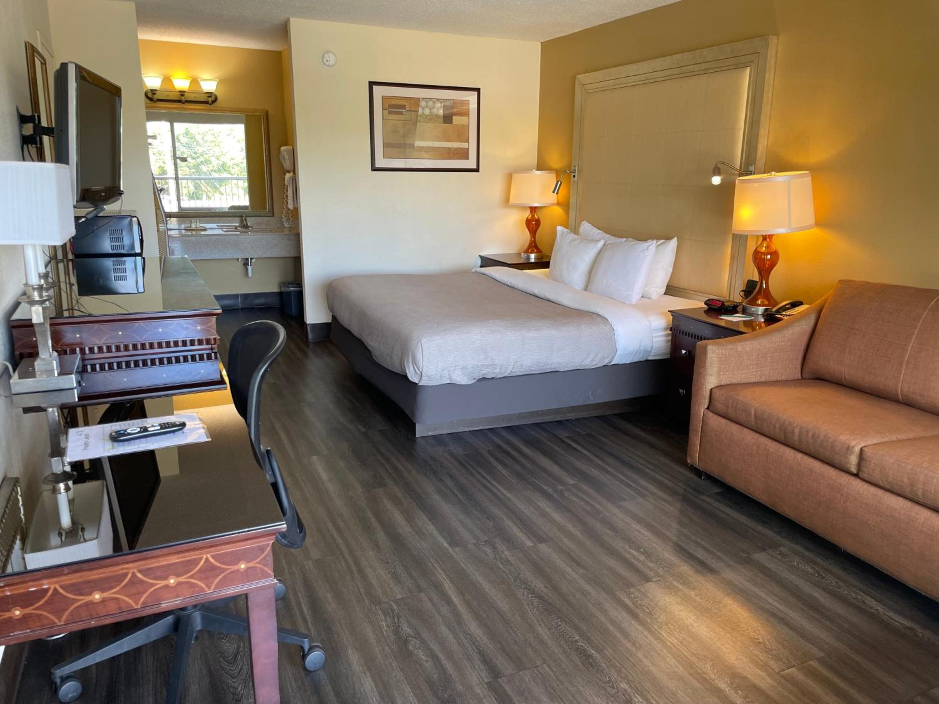 Queen Room with Roll-In Shower - Accessible/Non Smoking - Photo 1