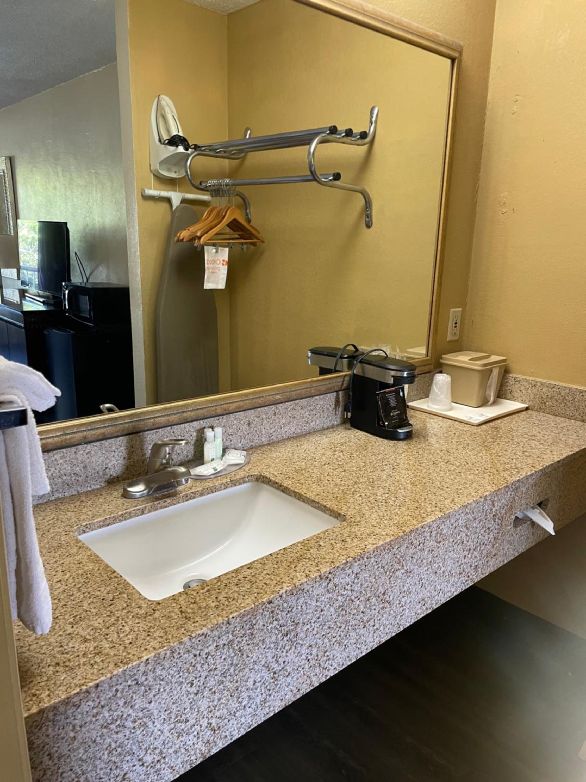 King Room with Tub - Mobility Accessible/Non Smoking - Photo 2