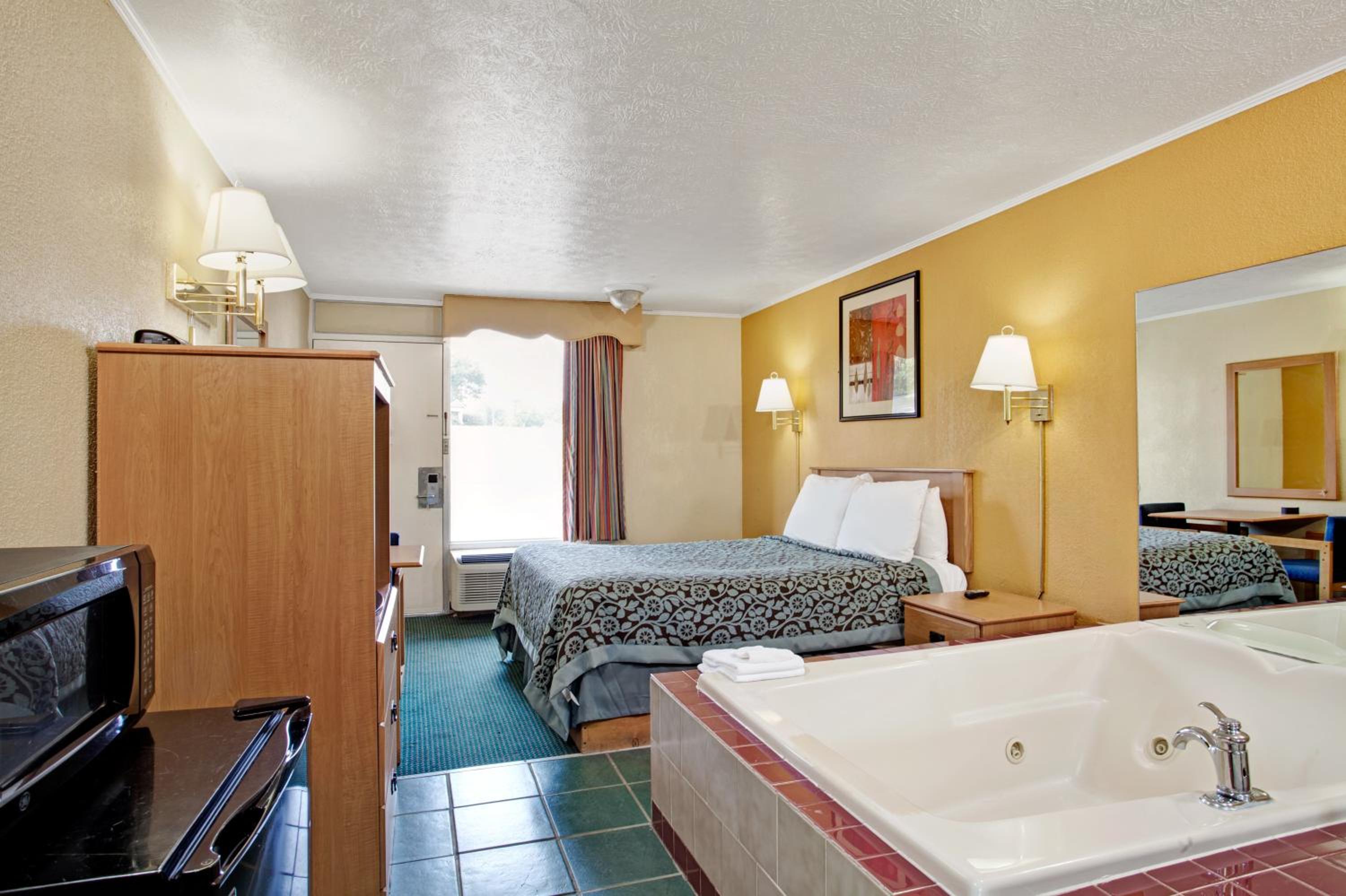 Deluxe Queen Room with Spa Bath - Non-Smoking - Photo 4