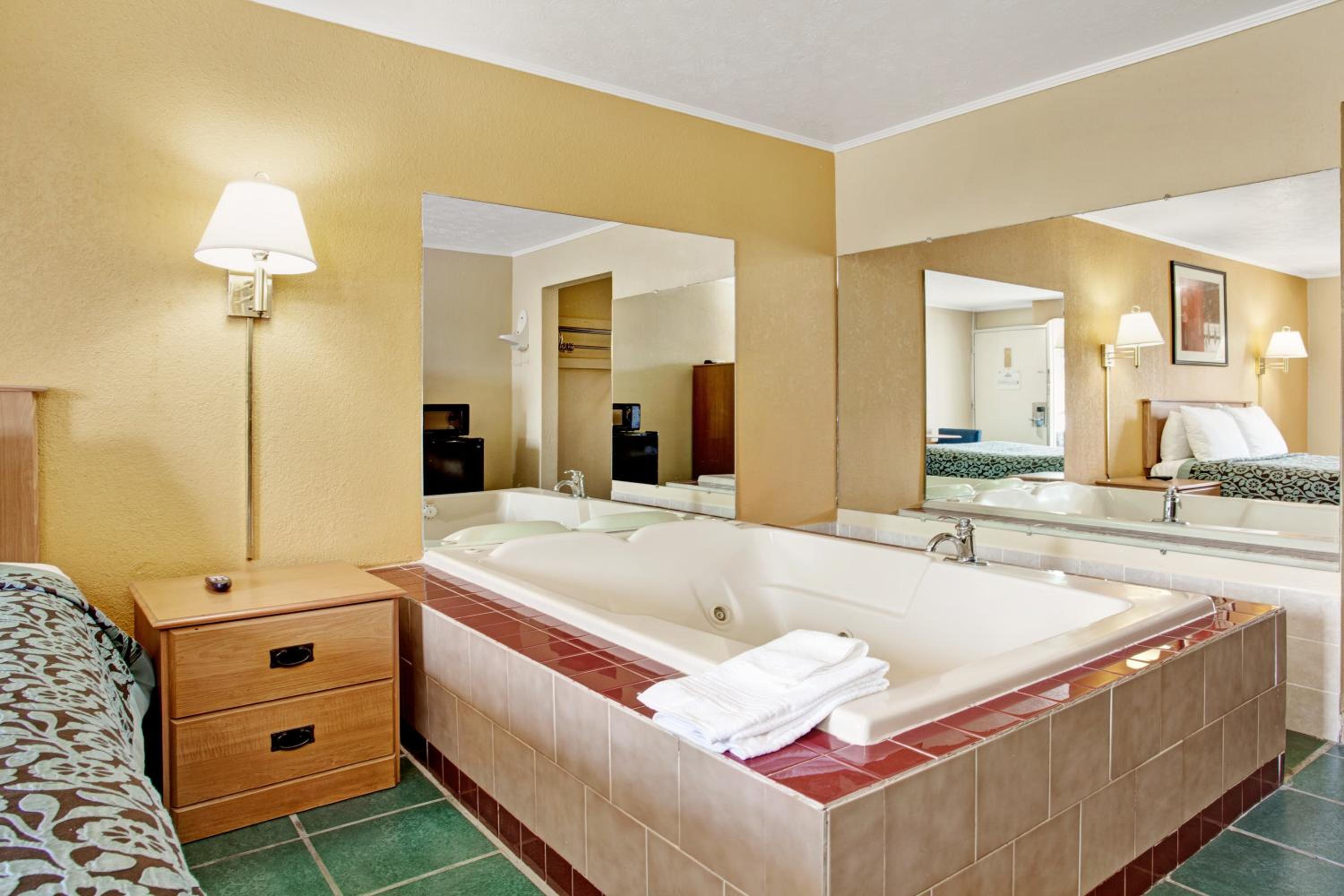 Deluxe Queen Room with Spa Bath - Non-Smoking - Photo 3