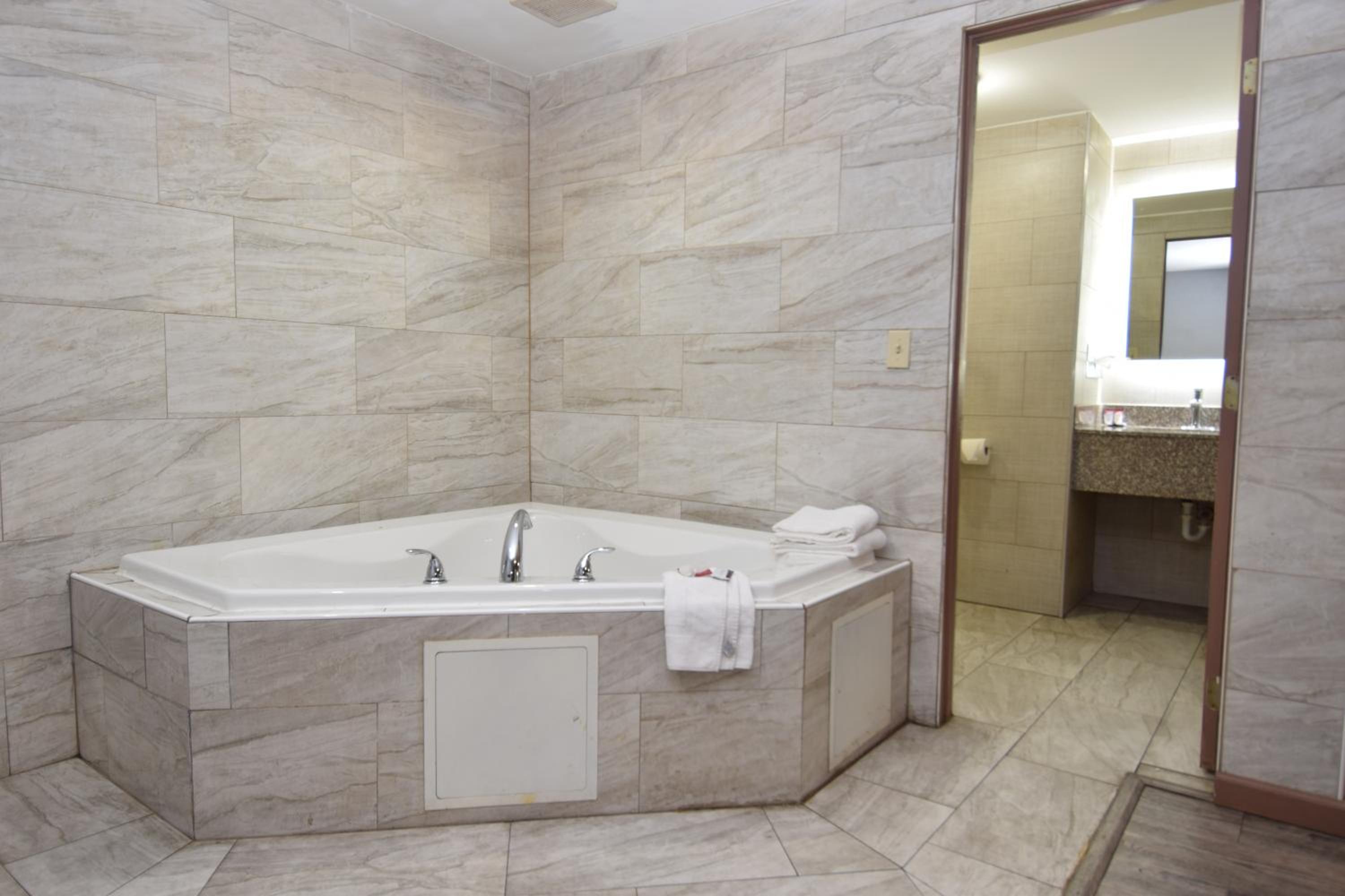 Queen Room with Spa Bath - Smoking - Photo 13