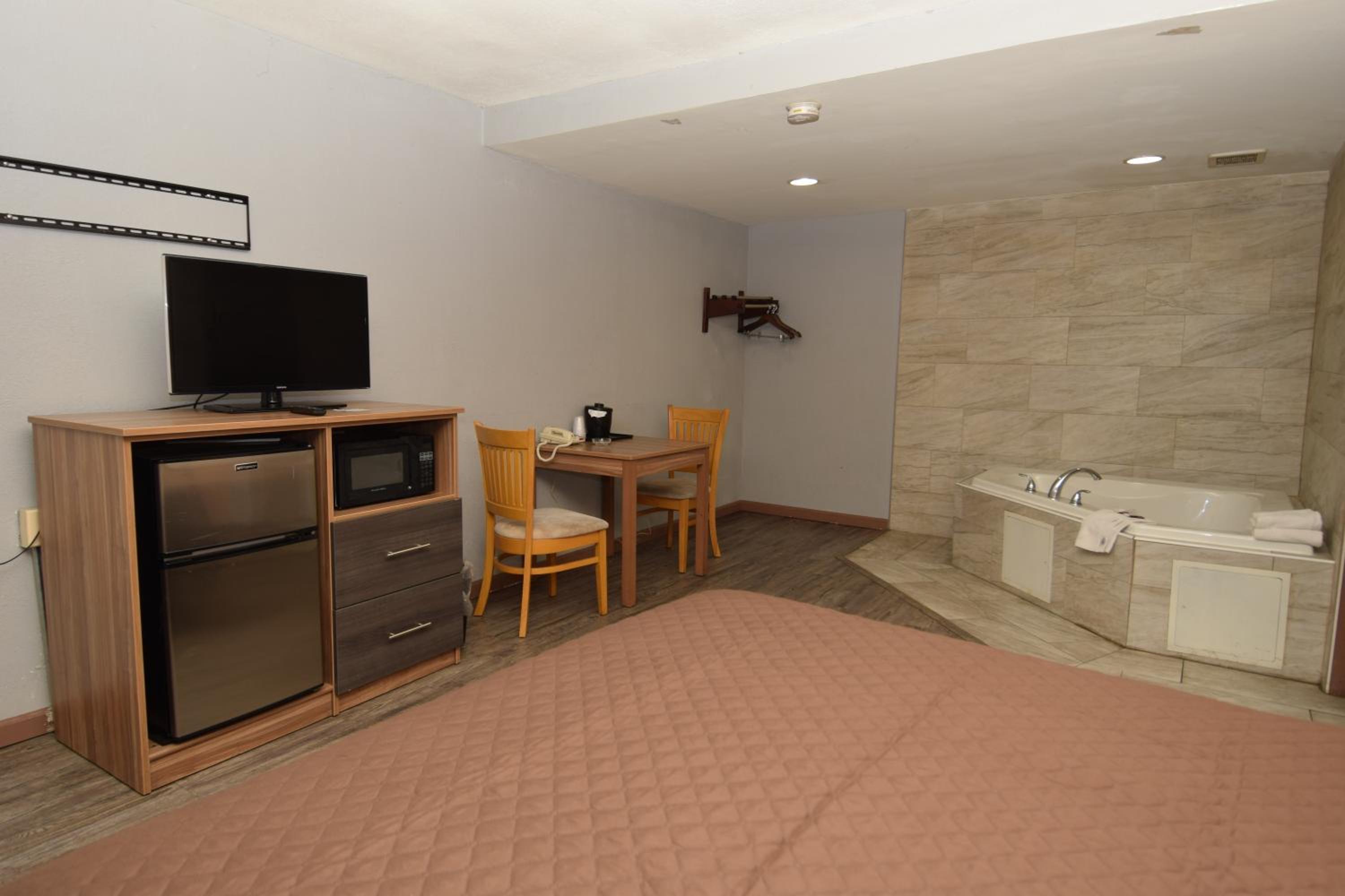 Queen Room with Spa Bath - Smoking - Photo 16