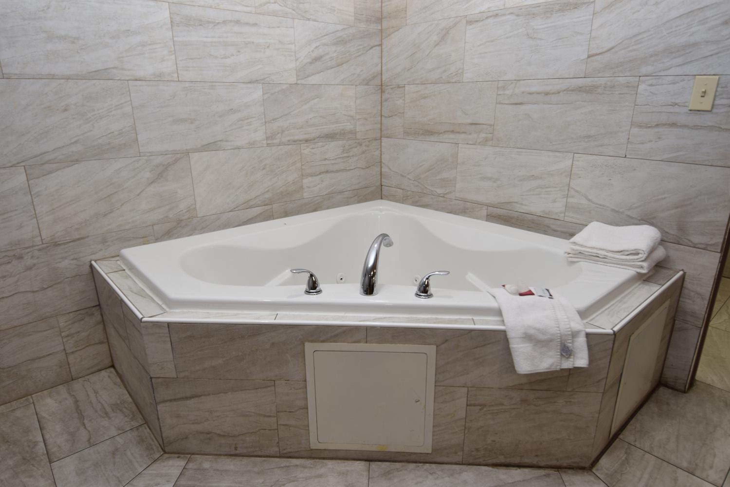 Queen Room with Spa Bath - Smoking - Photo 14