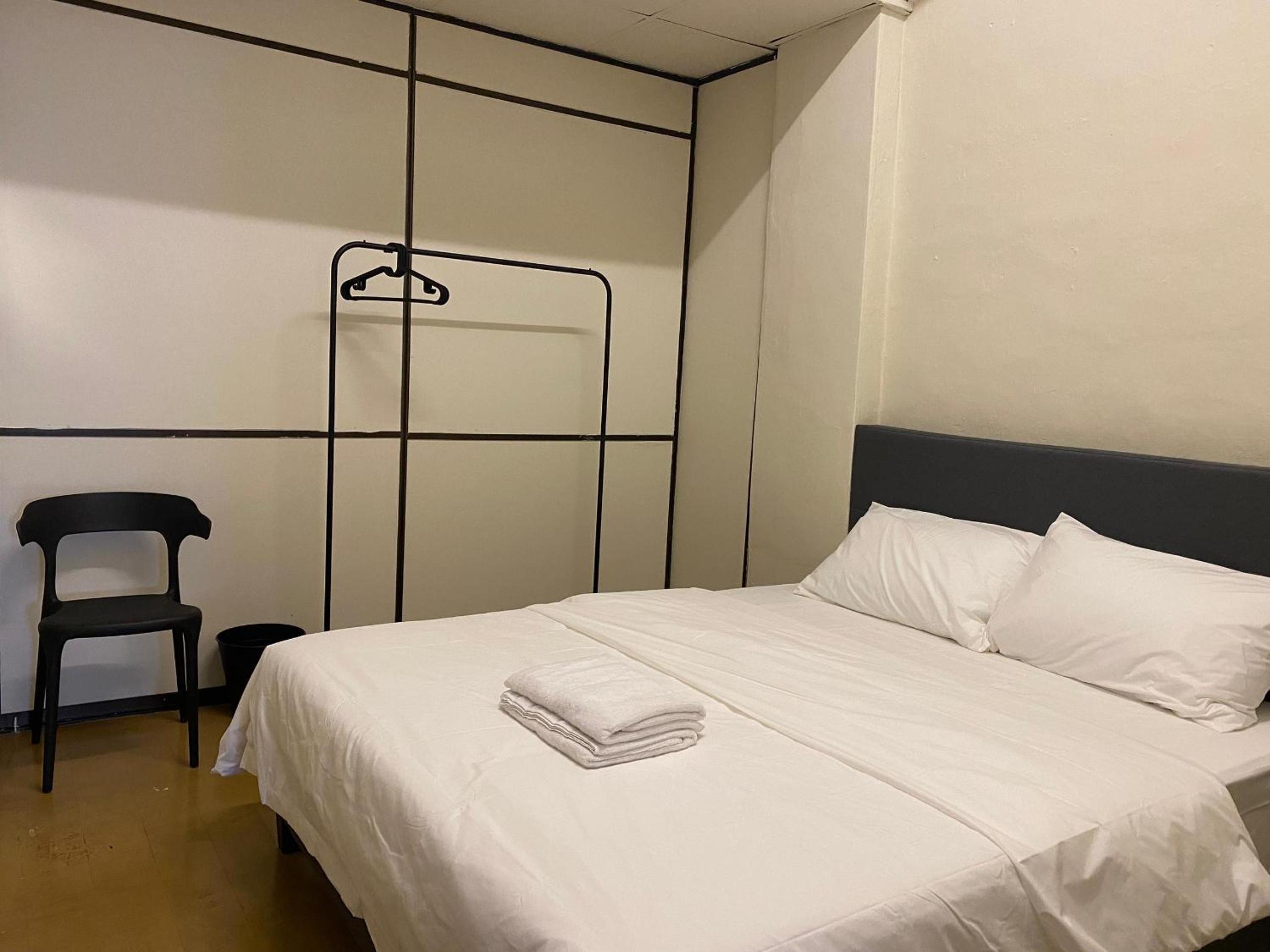 Queen Room with Shared Bathroom photo 1