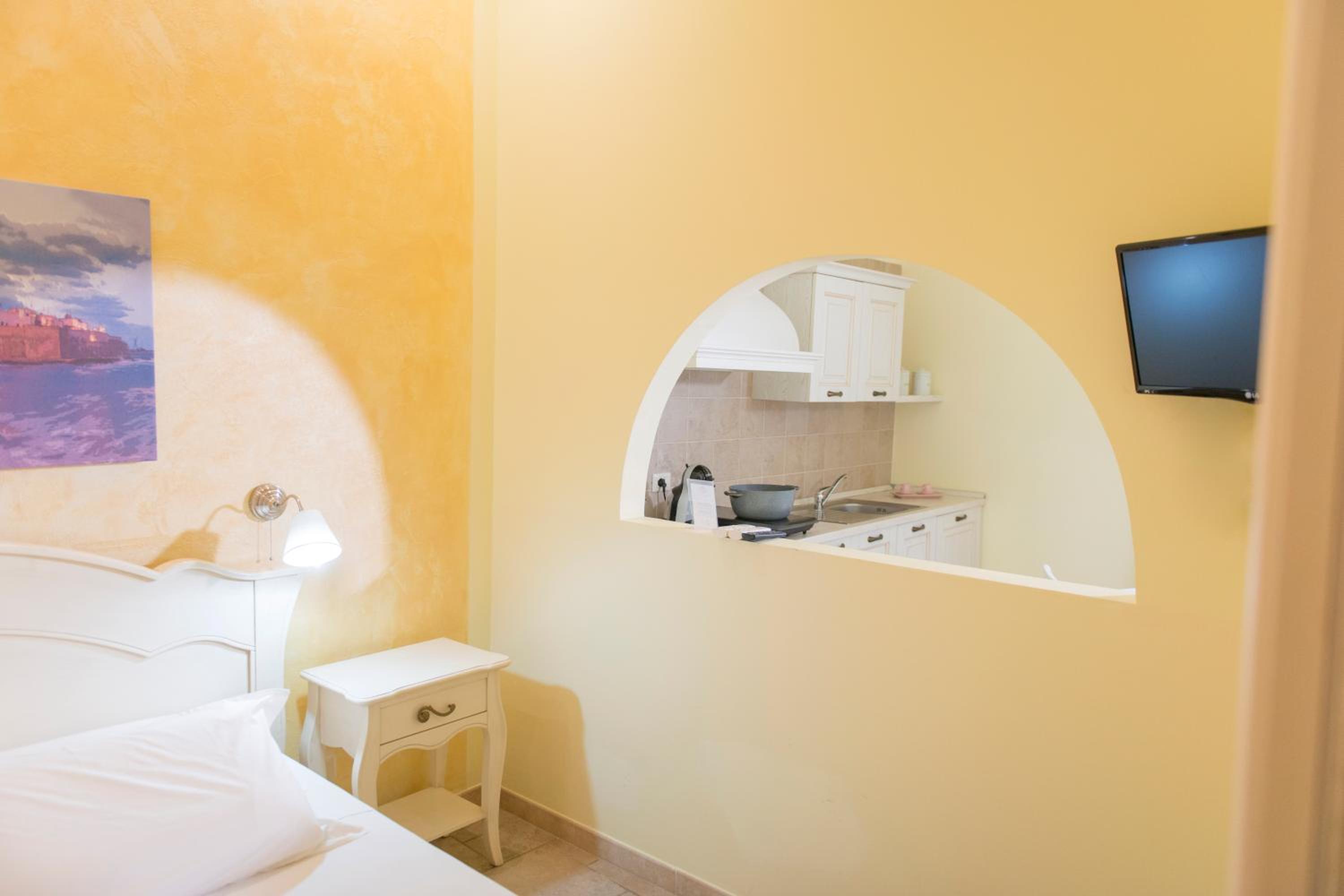 King Room with Balcony - Photo 8