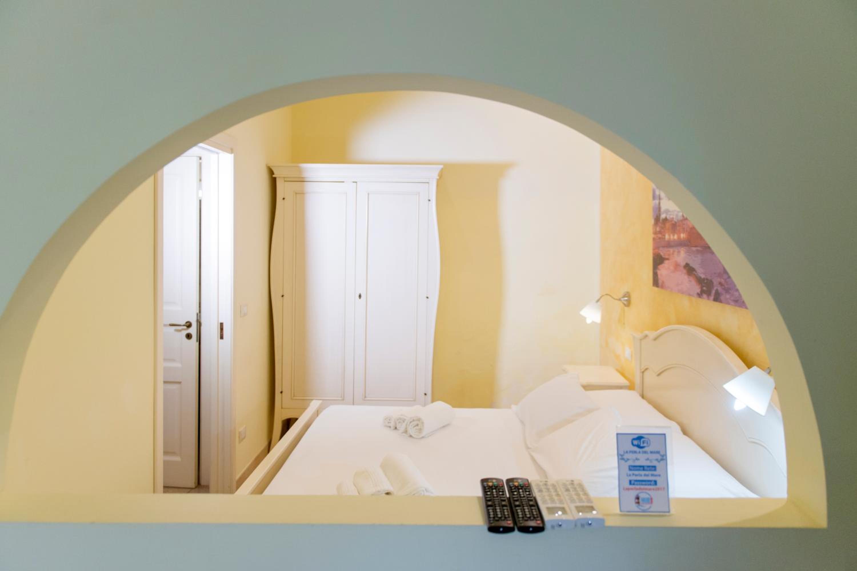 King Room with Balcony - Photo 10