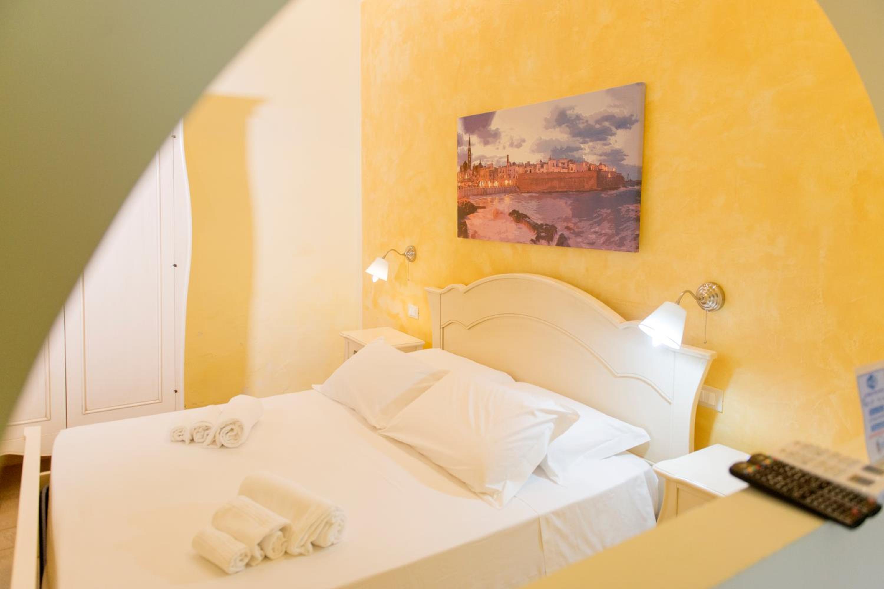 King Room with Balcony - Photo 11