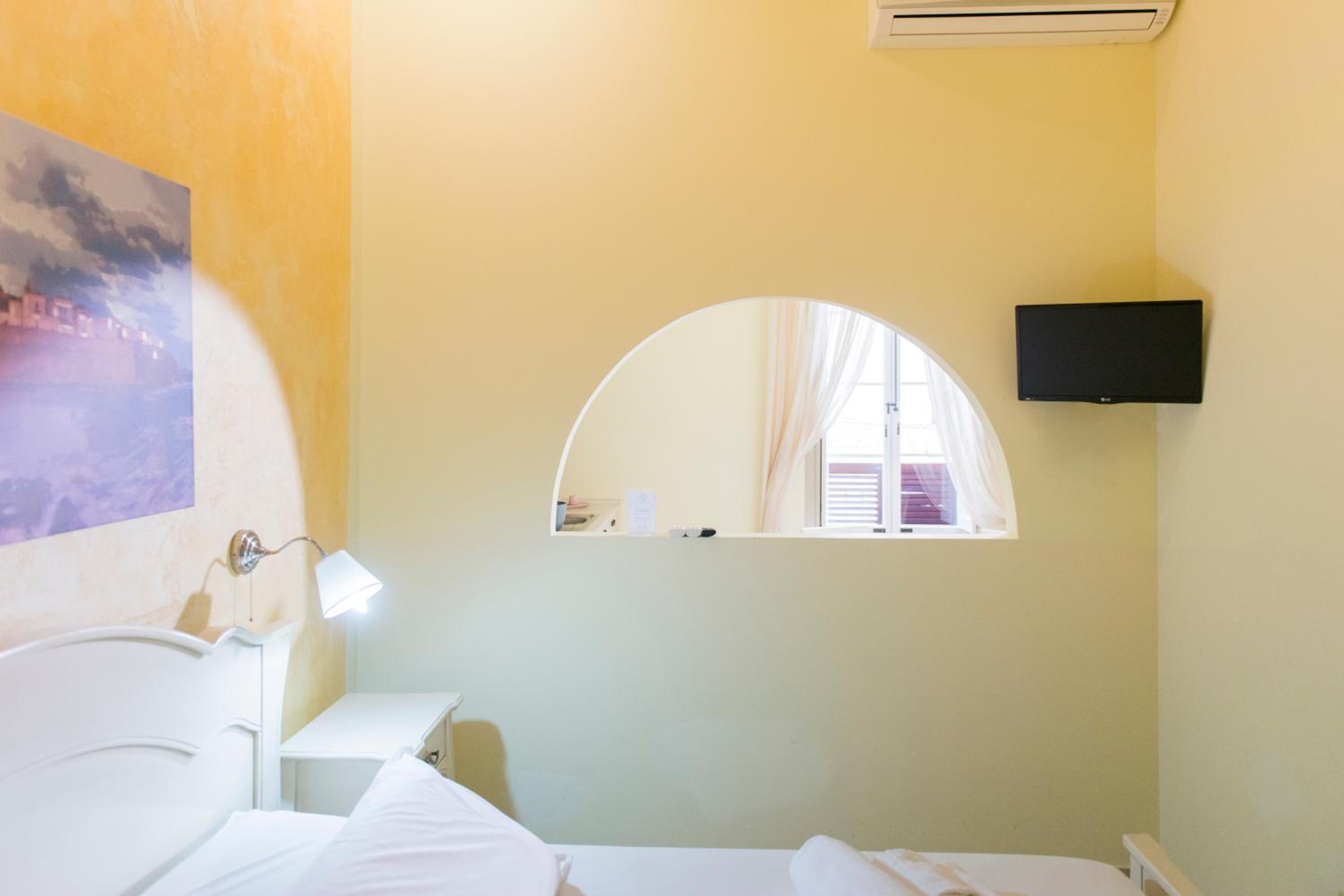 King Room with Balcony - Photo 9