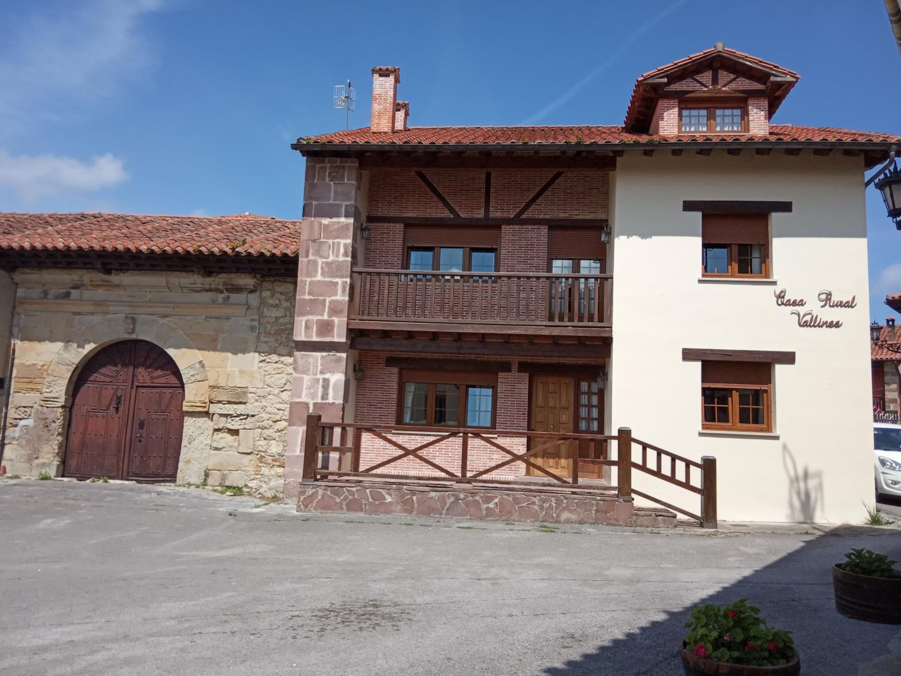 Six-Bedroom House photo 3