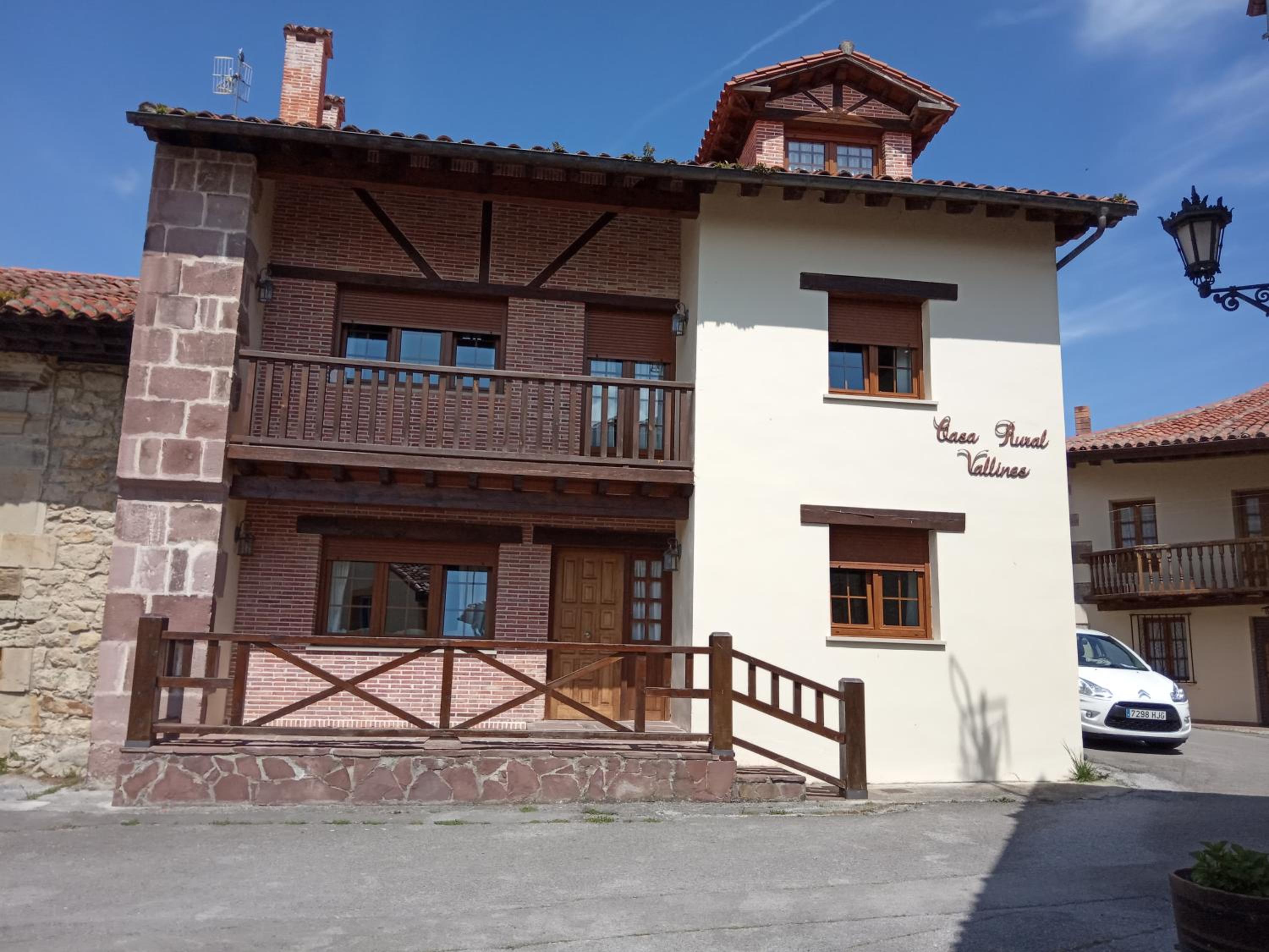 Six-Bedroom House photo 2