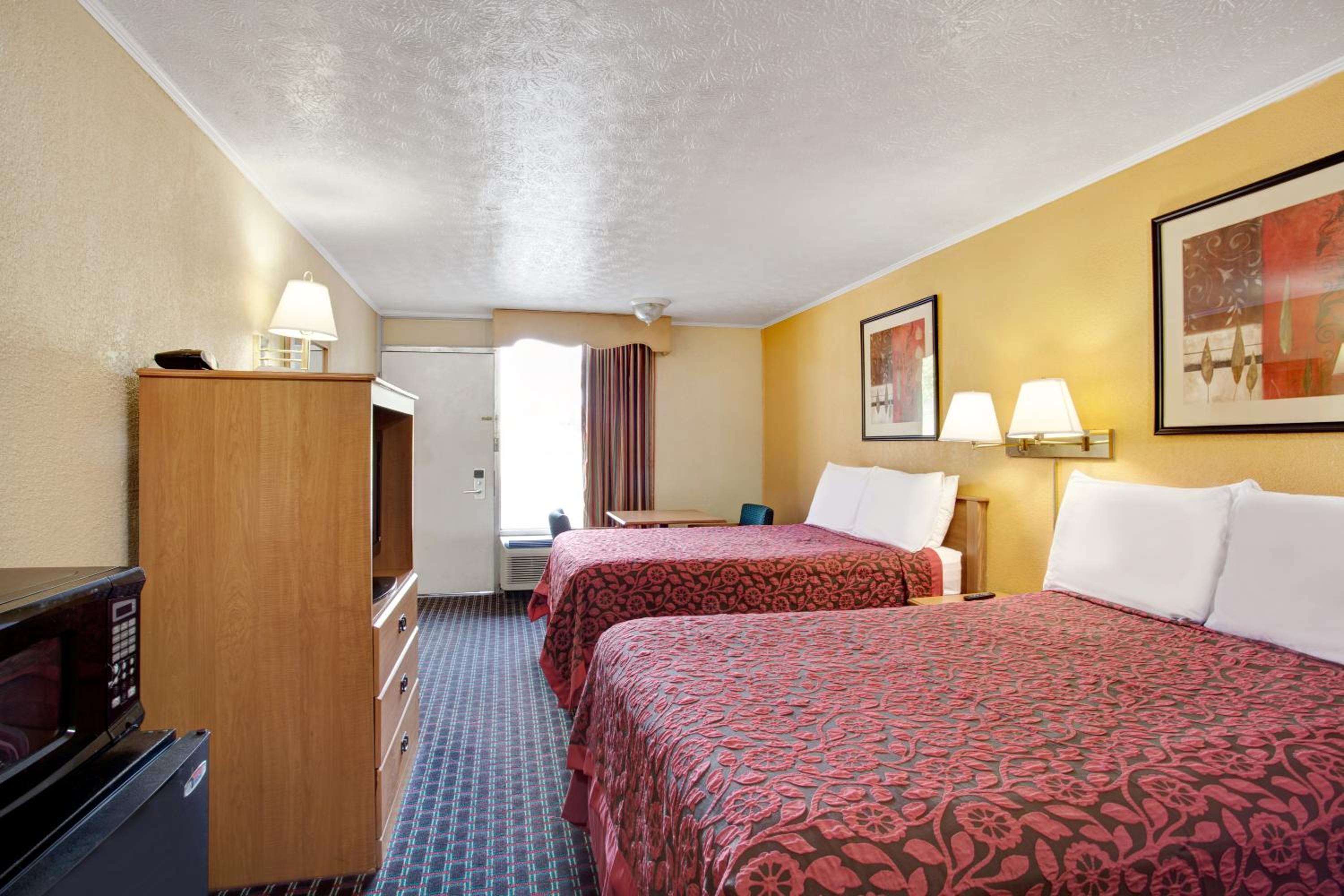 Double Room with Two Double Beds - Smoking - Photo 3