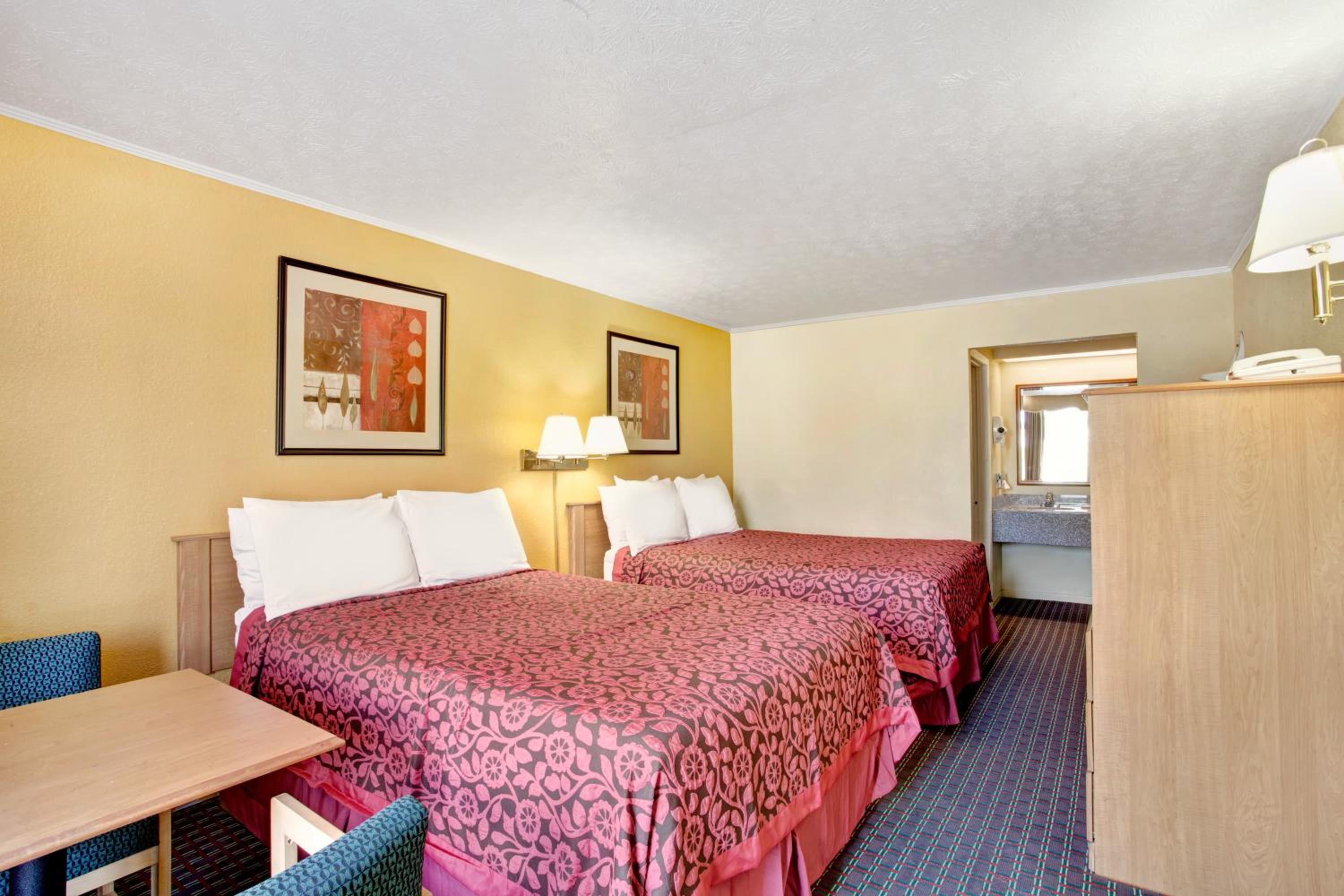Double Room with Two Double Beds - Smoking - Photo 1