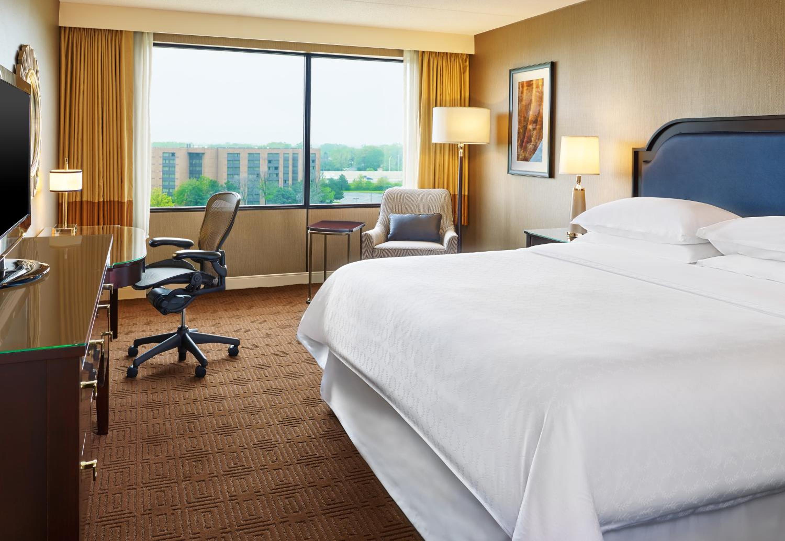 Junior Suite with King Bed - Club Access photo 2