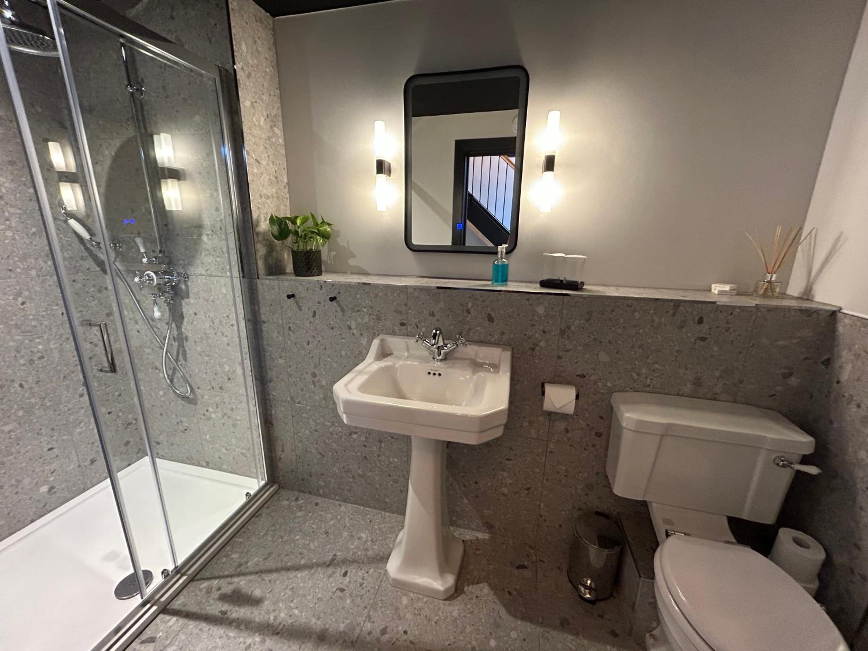 Deluxe Double Room With Bath - Photo 8