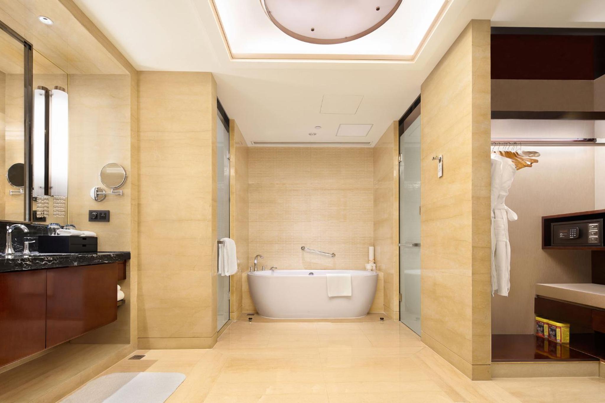 Premium King Room - Lounge Access - Photo 5