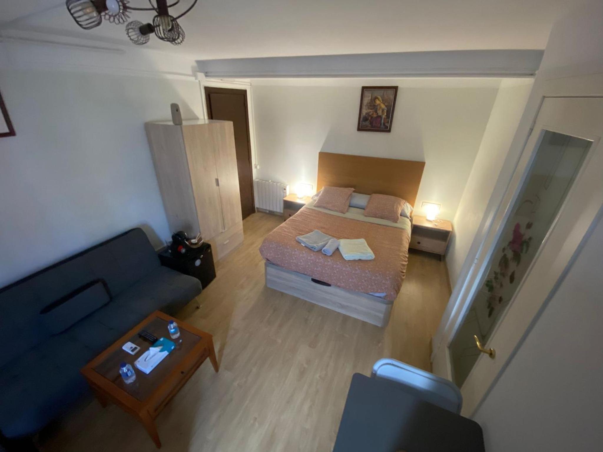 Deluxe Double Room (2 Adults + 1 Child) - Photo 4