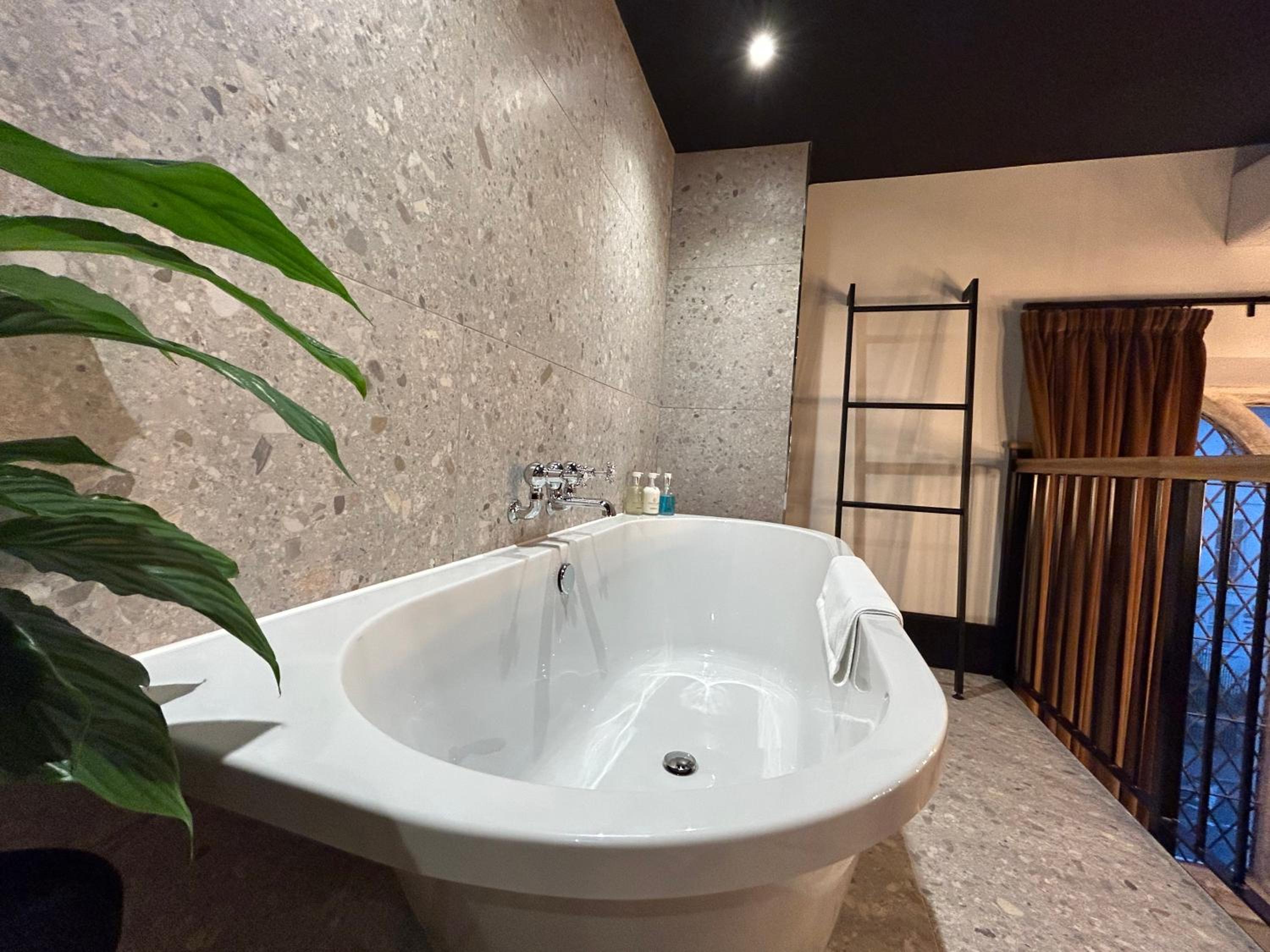 Deluxe Double Room With Bath - Photo 11