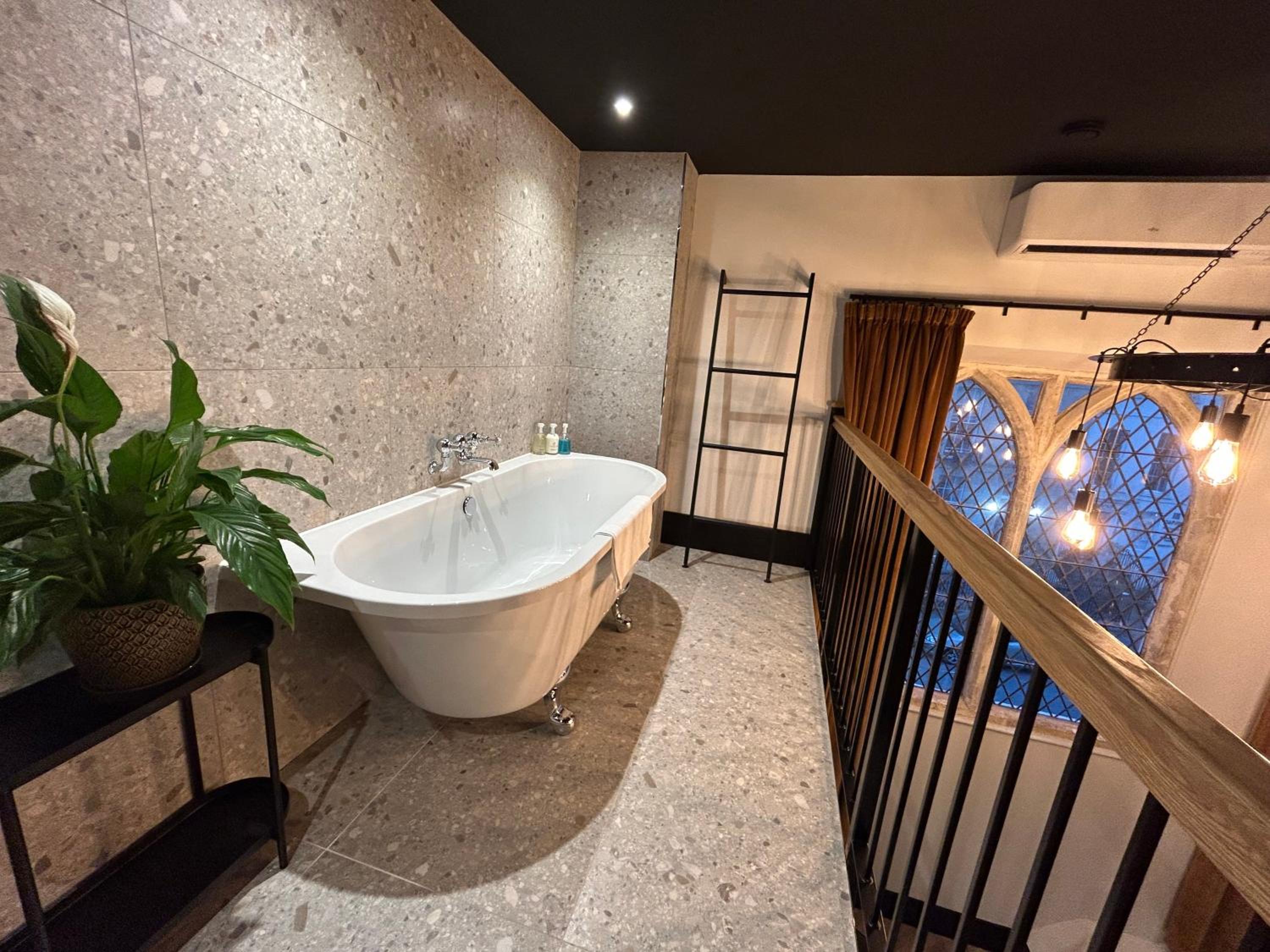 Deluxe Double Room With Bath - Photo 10