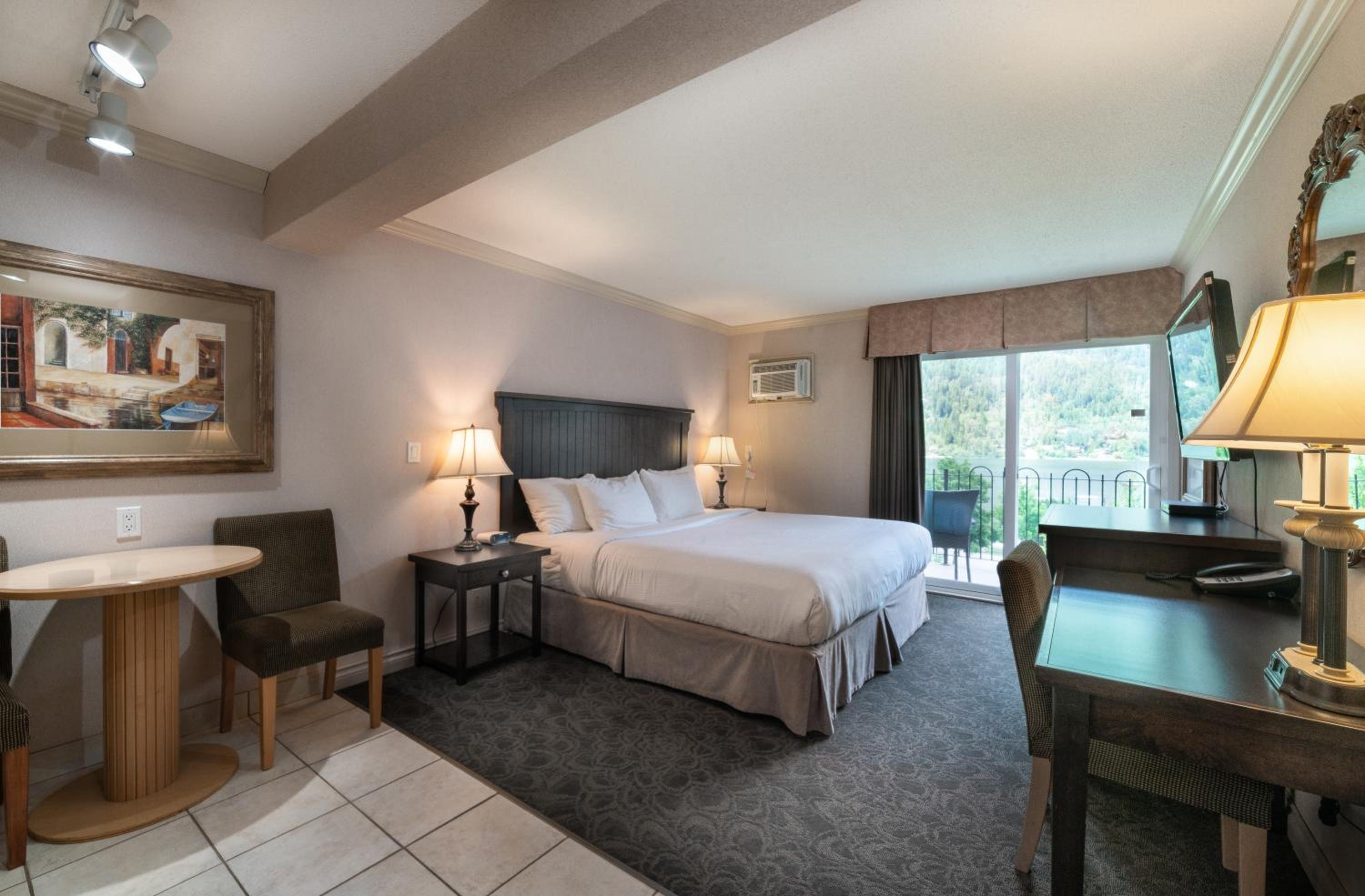 King Room with Balcony - Photo 4