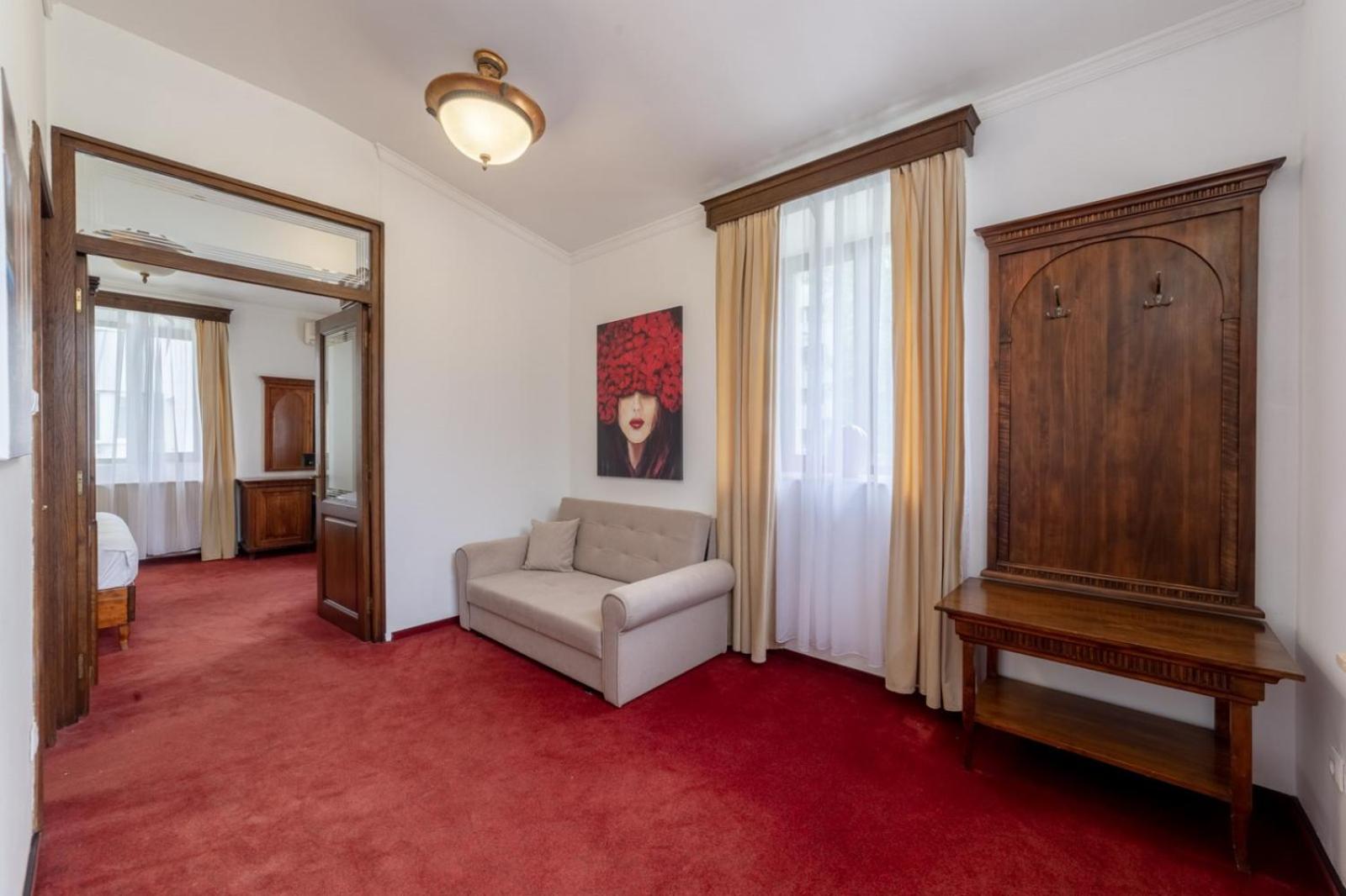 One-Bedroom Apartment - Photo 6