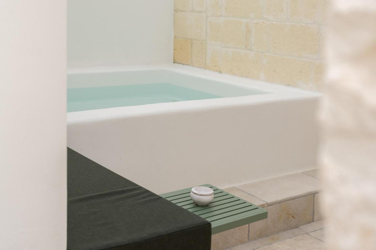 Deluxe Double Room with Bath photo 2