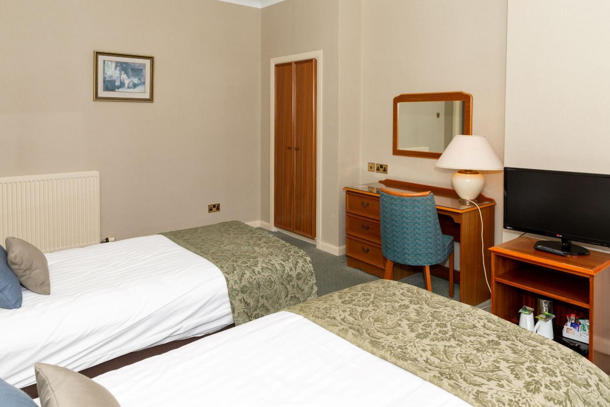 Classic Twin Room with Sea View - Photo 9
