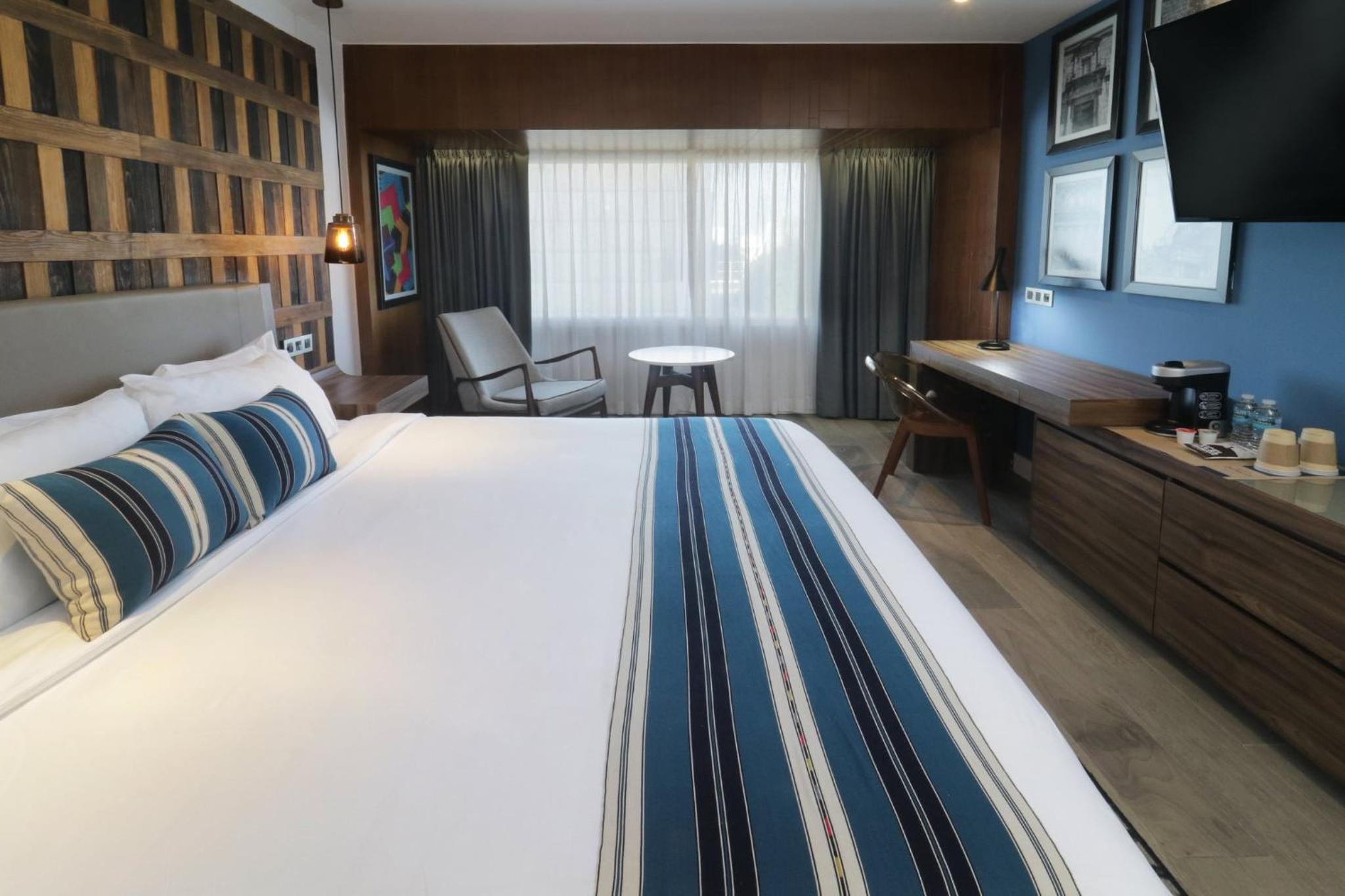 Room with One King and One Futon Bed - Photo 8