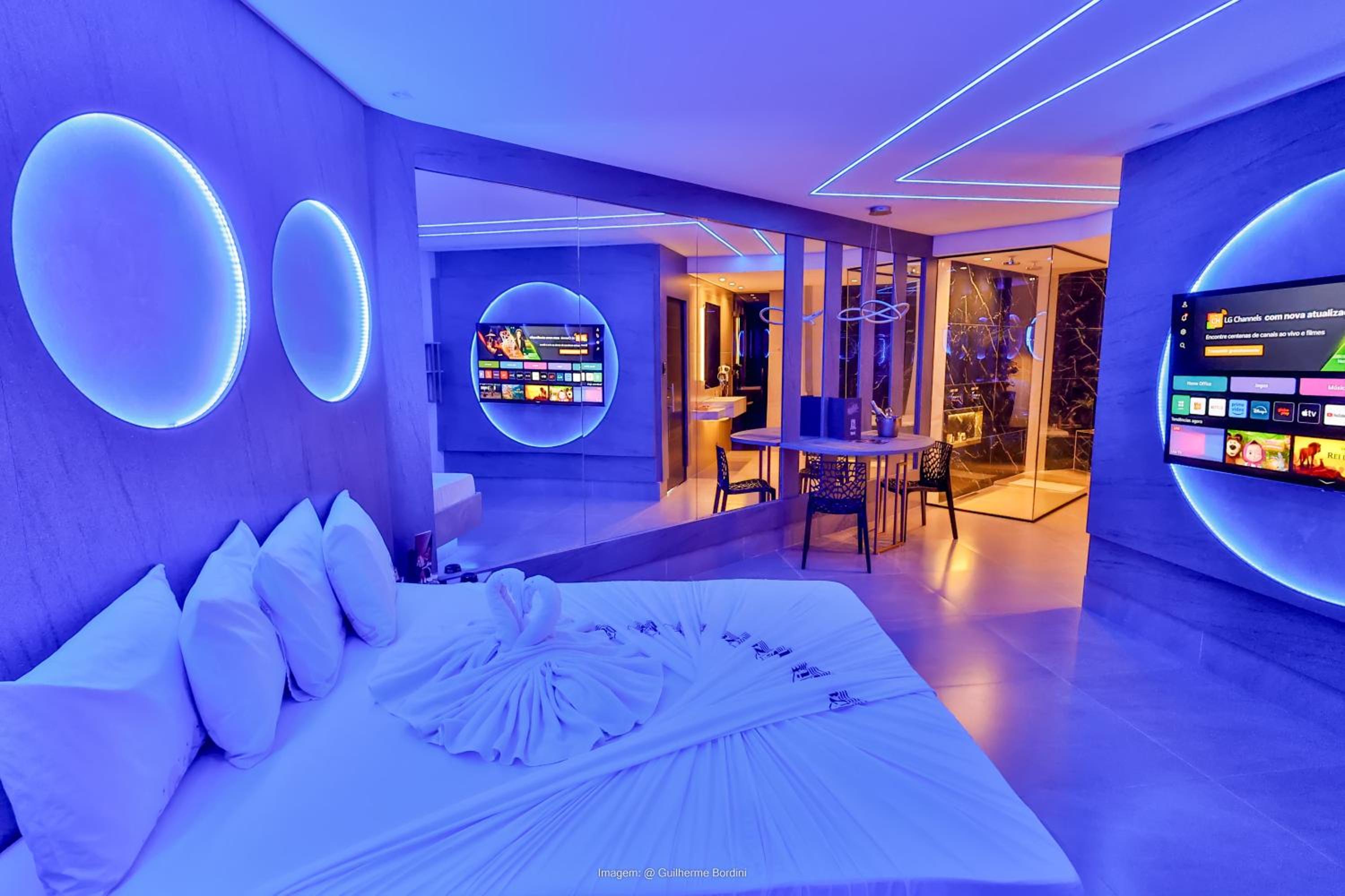 Deluxe Suite with Spa Bath photo 2