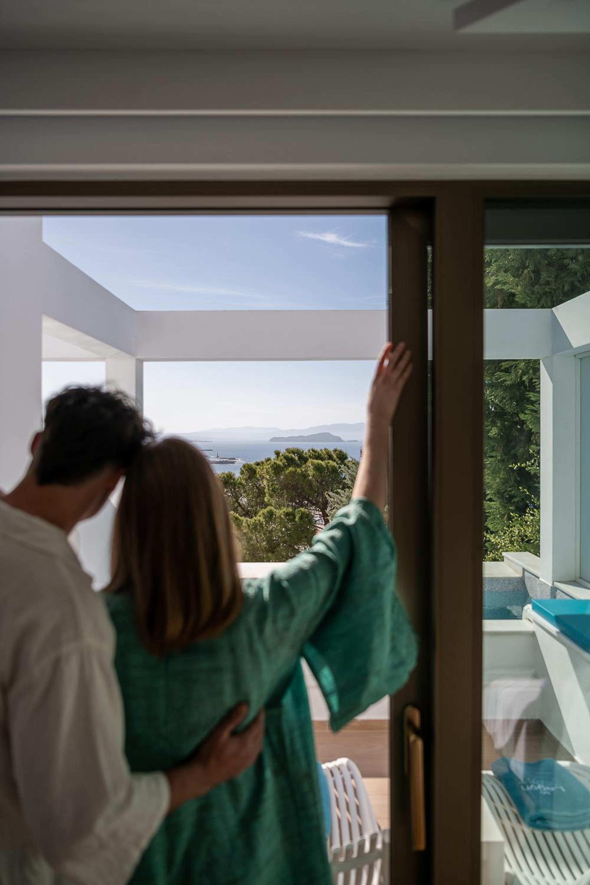 Superior Suite with Sea View and Private Pool - Photo 24