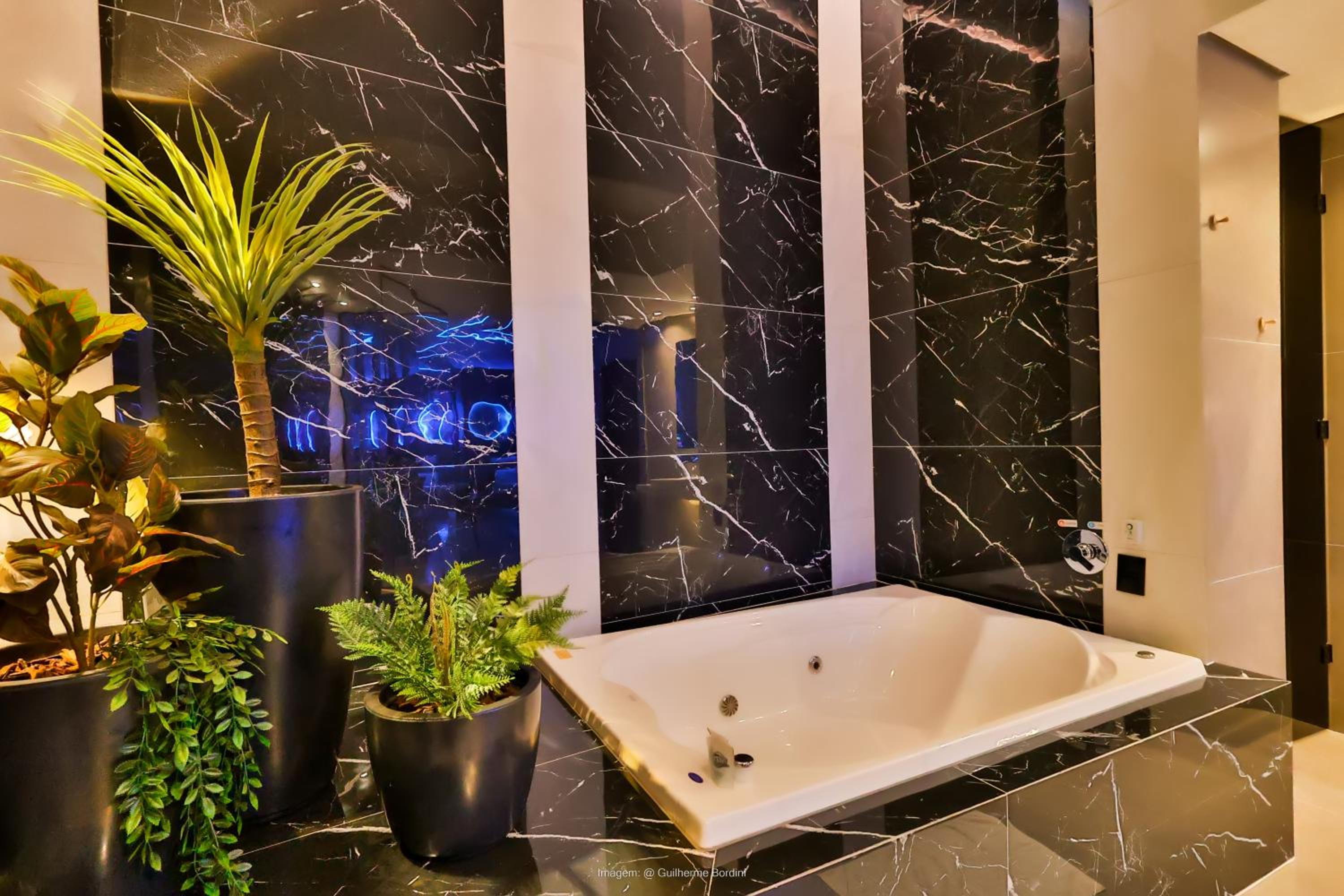 Deluxe Suite with Spa Bath photo 3