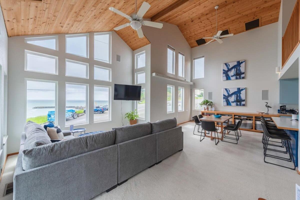 Family Room photo 3