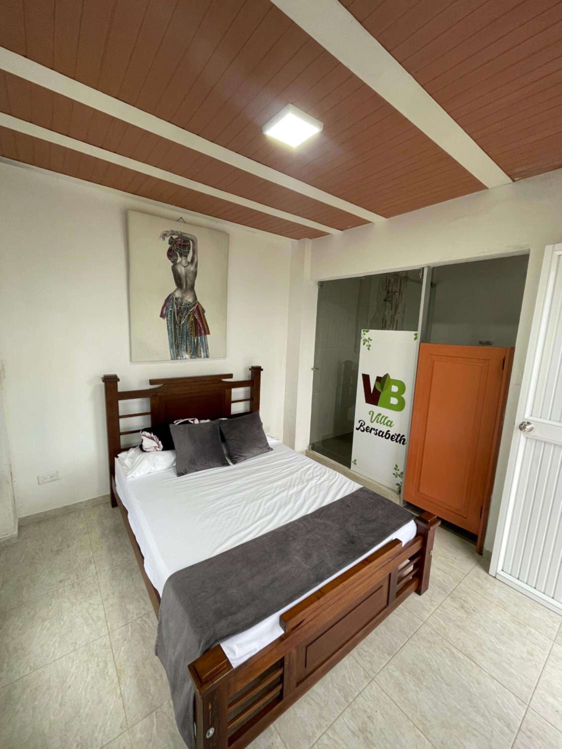 One-Bedroom Apartment photo 1