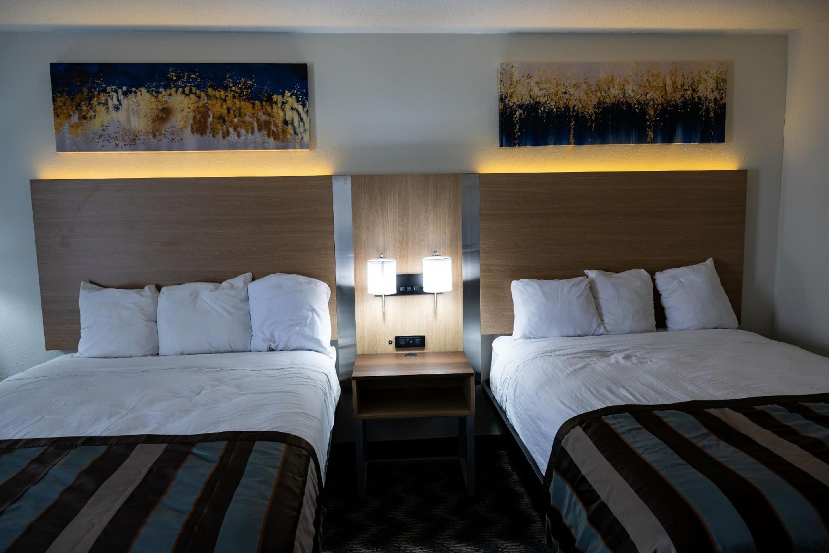 Double Studio Suite - Mobility Accessible/Non-Smoking photo 3