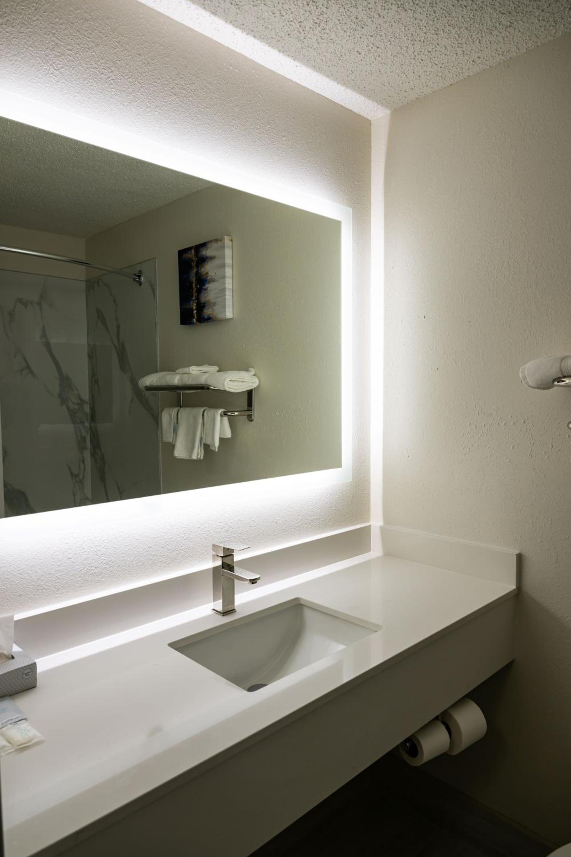 King Room - Non-Smoking - Photo 3