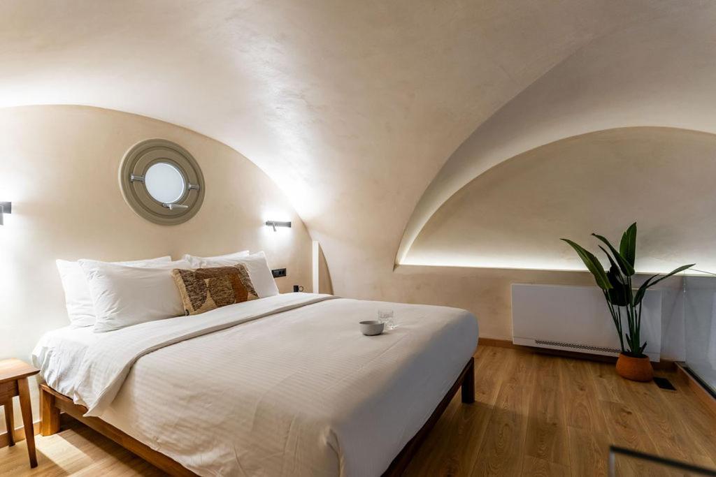 One-Bedroom Apartment outdoor Heated Tub & Loungers