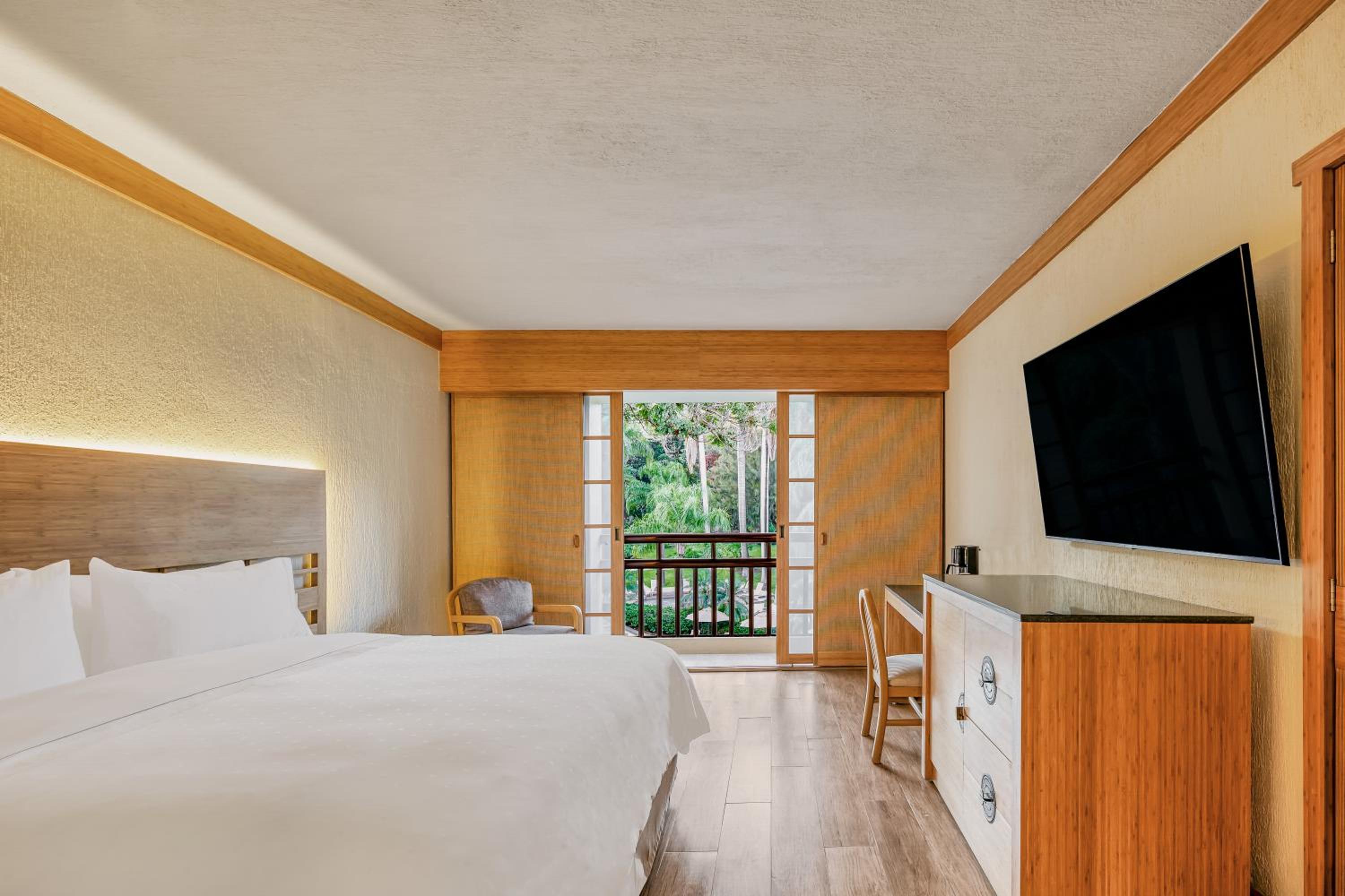 Deluxe Room, Pool View, 1 king
