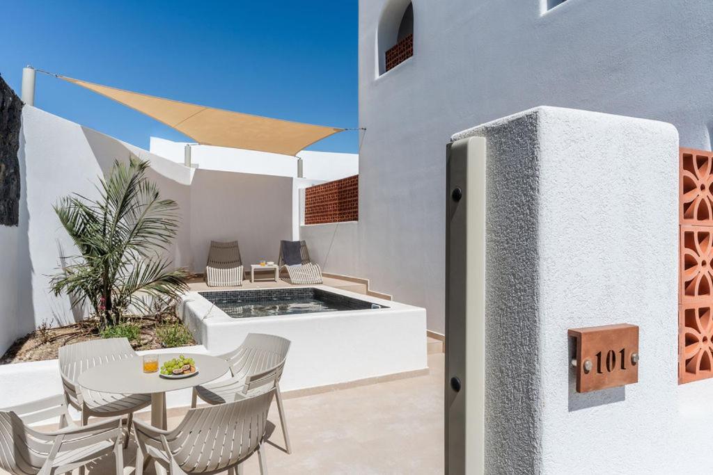 Two-Bedroom Apartment outdoor Heated Plunge Pool photo 3