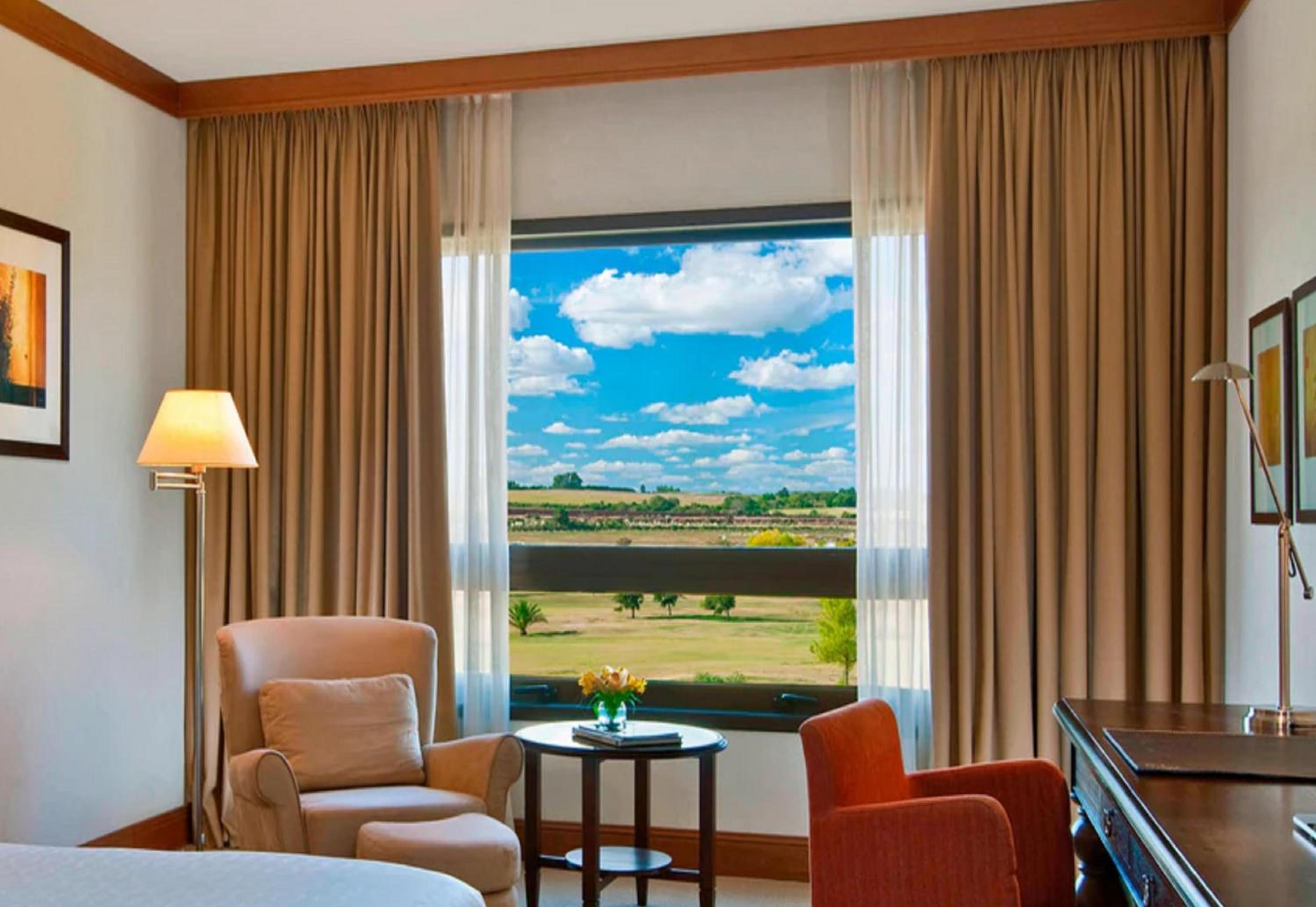 Golf View, Guest room, 1 King - Photo 2